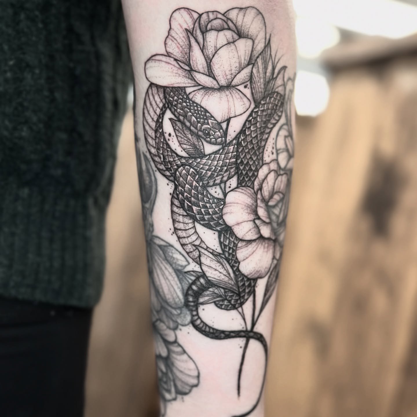 Today&rsquo;s iNK. Snake and flowers always a great combination. 
Do you like???
For all your enquiries email me and let&rsquo;s get it done. neill@almostangels.co.uk

#snaketattoo #dotwork #blackwork #tattooedflowers #tattooedwomen #ely #cambs #camb
