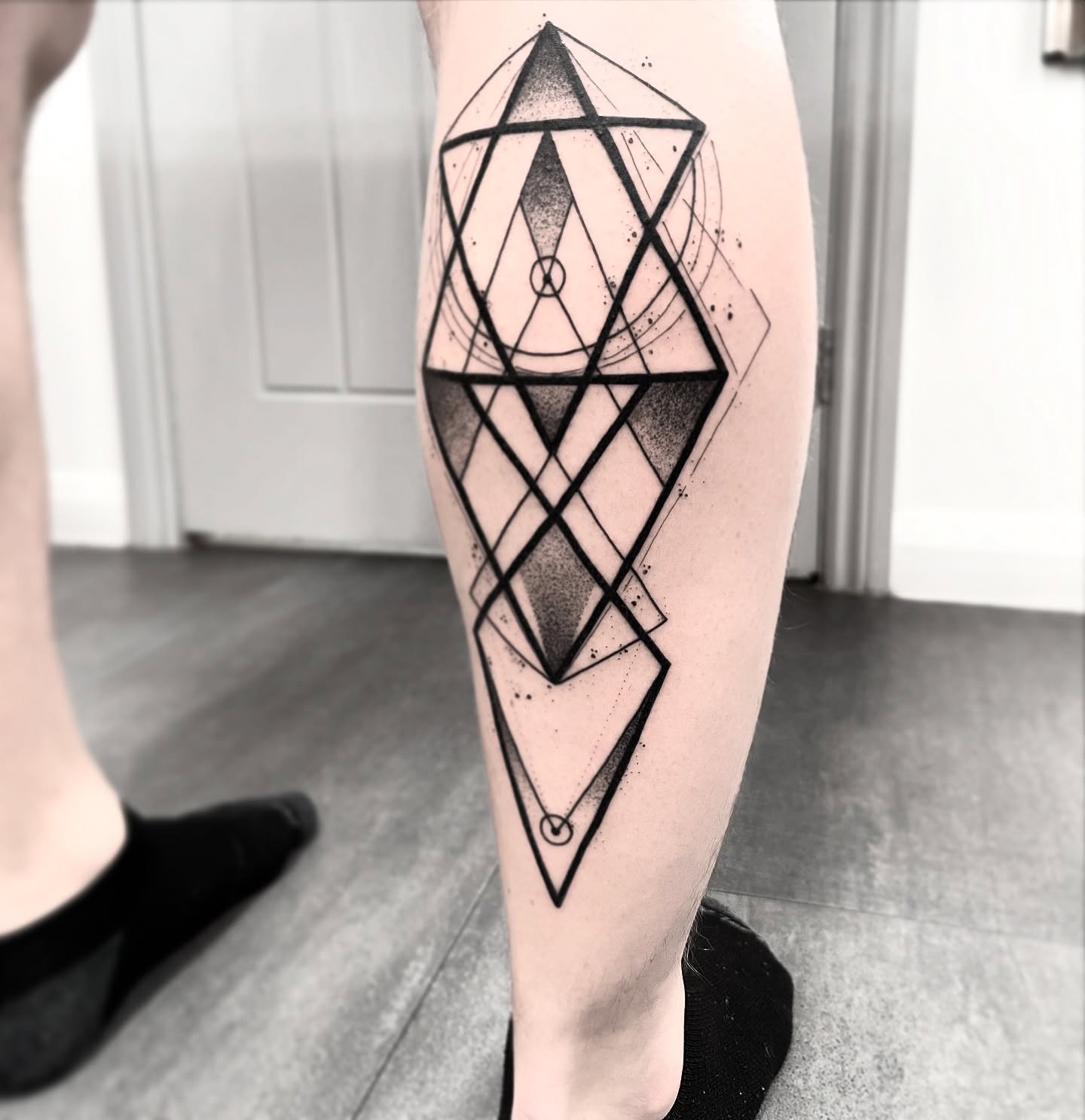Today&rsquo;s iNK. Abstract Geometry on the back of the leg. Great look for the summer. 
For all enquiries you can email me via neill@almostangels.co.uk
Let&rsquo;s get it done. 

#blackwork #dotwork #geometrictattoo #ely #cambridgeshiretattooartist 