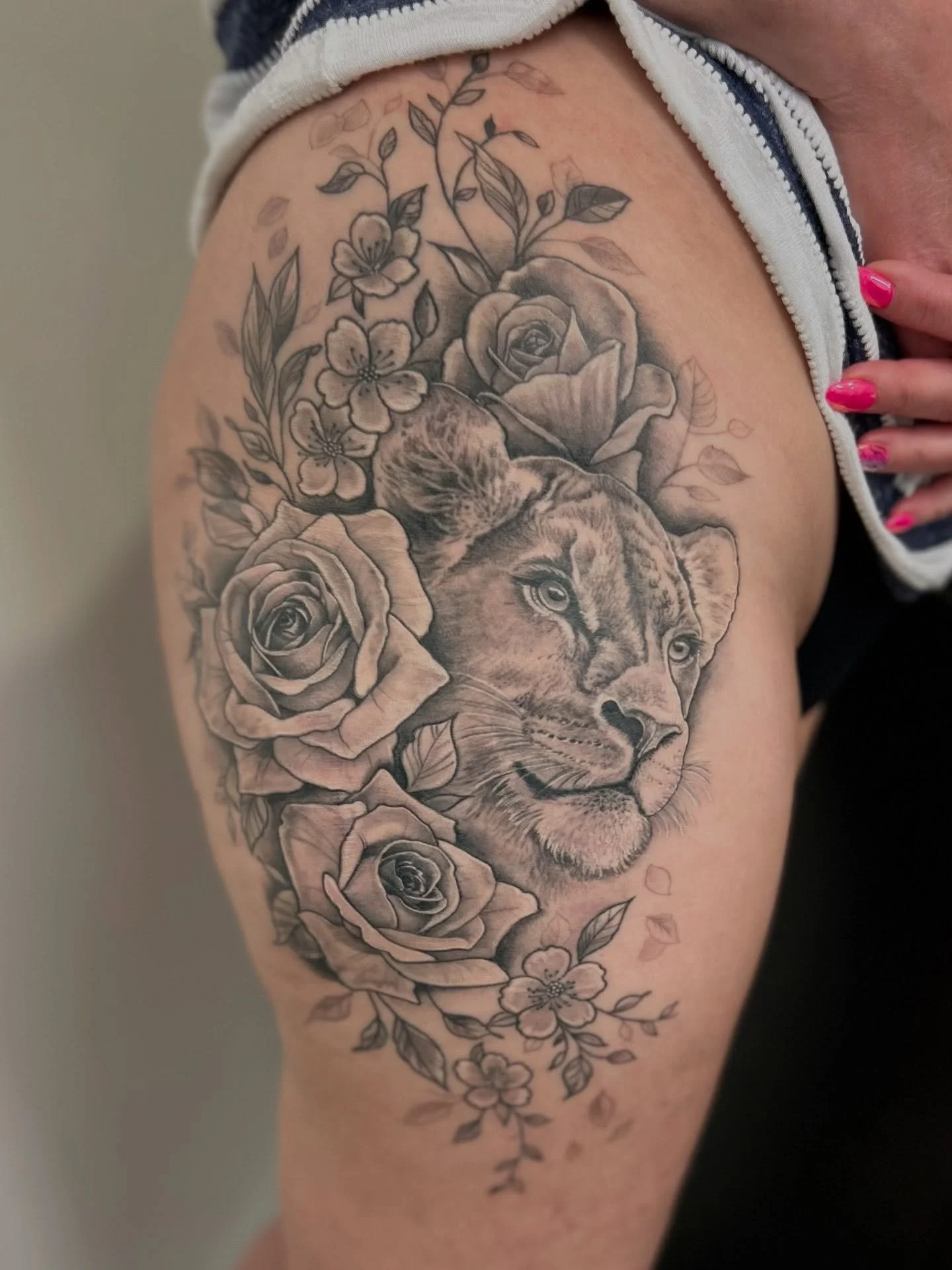 Been too quiet on here lately.. this is a healed piece on my beautiful client and friend Tracy, who had a large hip scar we covered with this tattoo.  She didn’t flinch and we had such great chats throughout! Always an enjoyable experience! 😍❤