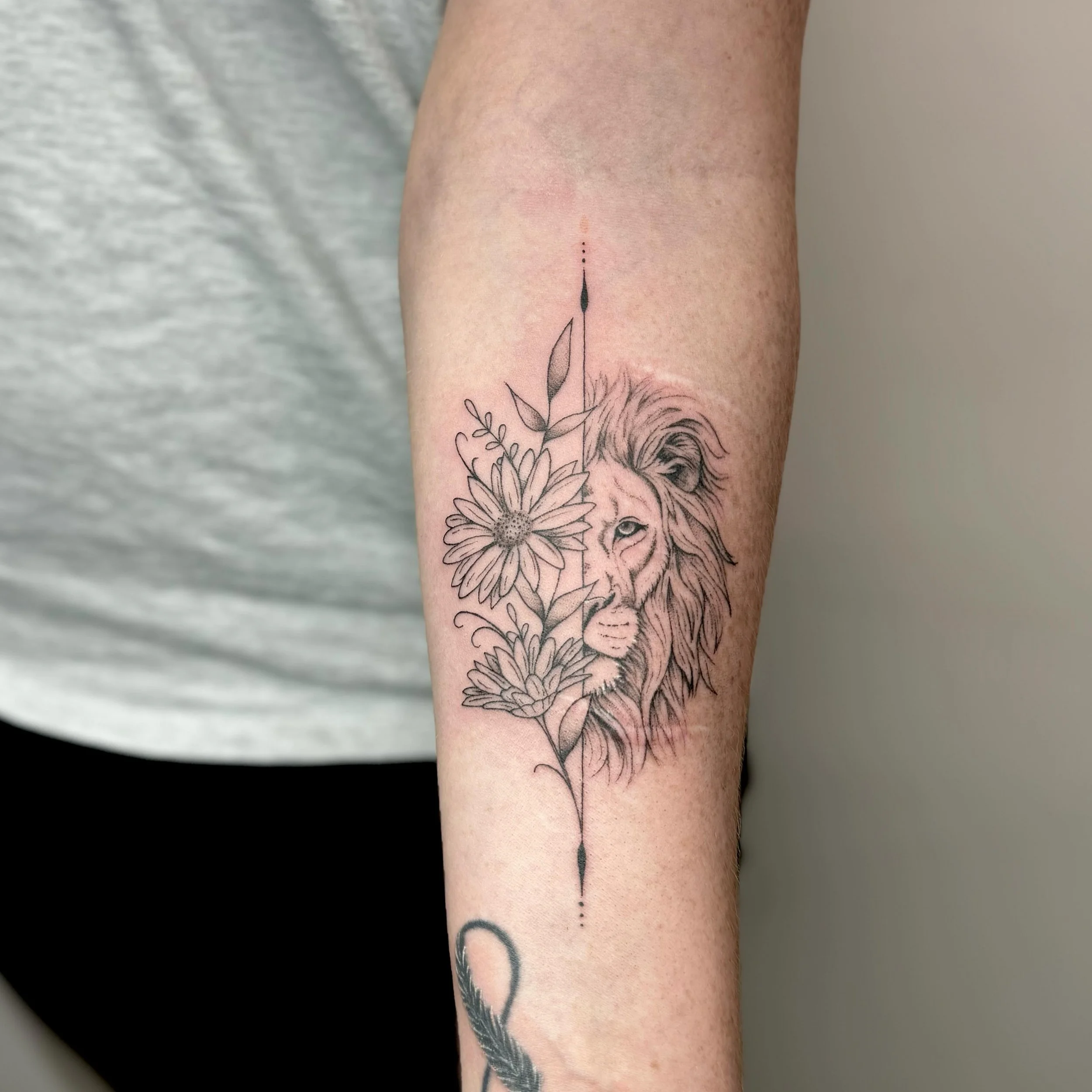 Really enjoyed this piece last week, to represent my clients little one 💙💕🦁 
I have one space left in June currently on the 26th! If you’d like it - grab it while it’s there! 
Dm me or email me via tiegan@almostangels.co.uk to get bo