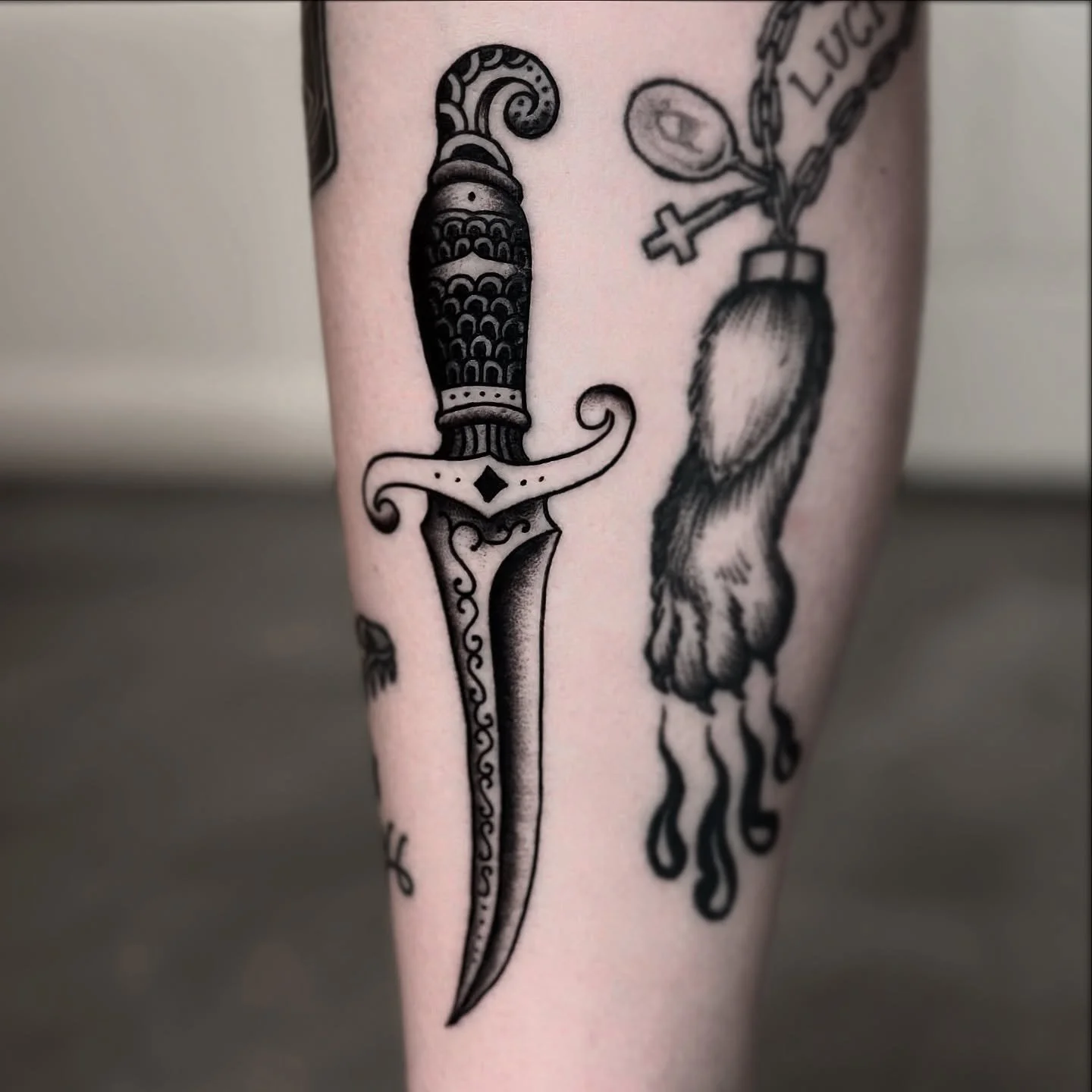 Today’s iNK. Trad Blackwork Dagger. Really enjoyed this gap filler. If you would like something similar I may just have a few drawn up ready. Contact me via my email neill@almostangels.co.uk 👊🏼👊🏼
#tradtattoo #daggertattoo #cambstattooartis