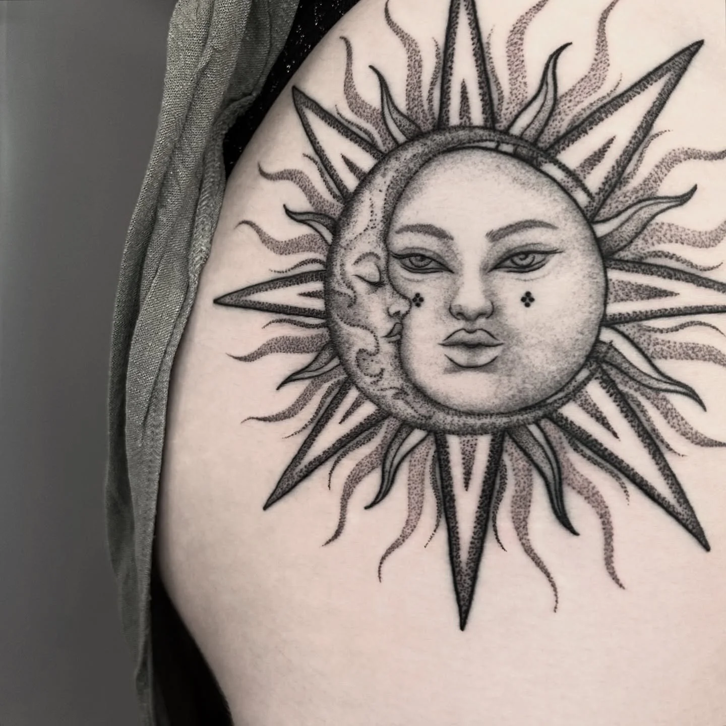 Today’s iNK. Vintage Sun and Moon tattoo on the hip. So, when are we doing yours?? Give me an email to book in.  neill@almostangels.co.uk
Let’s get it done….
#vintagesunandmoontattoo #dotwork #blackandgrey #cambstatttoo #ely #visi