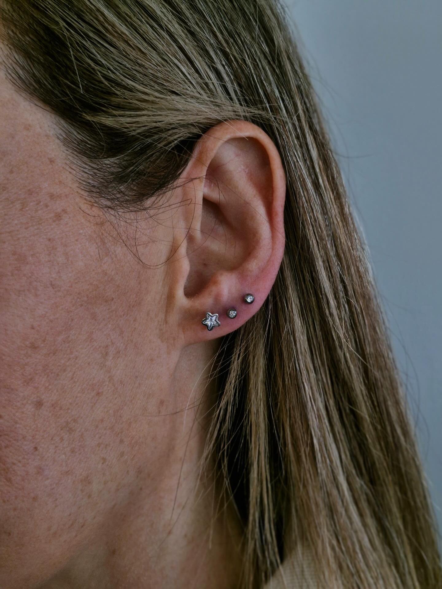 How beautiful is this stack?! Second &amp; third lobe pierced by Dave🤍

⭐️2x lobe piercings 
🪡Needle only!
📍Ely, Cambridgeshire: @aatattoofamily 
⏱️45 minute appointment 
📆Availability: Tuesdays to Saturdays
⏰10am-5pm weekdays &amp; 10am-4pm Satu