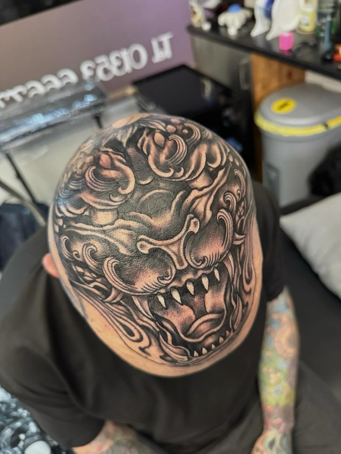 Amazing Foo Dog head piece from Ben, for our very own Steve🖤

🗓️Ben will next be down on 25th-26th February
📌 @bharpertattoo 
📩Email Ben now to book: ben@almostangels.co.uk