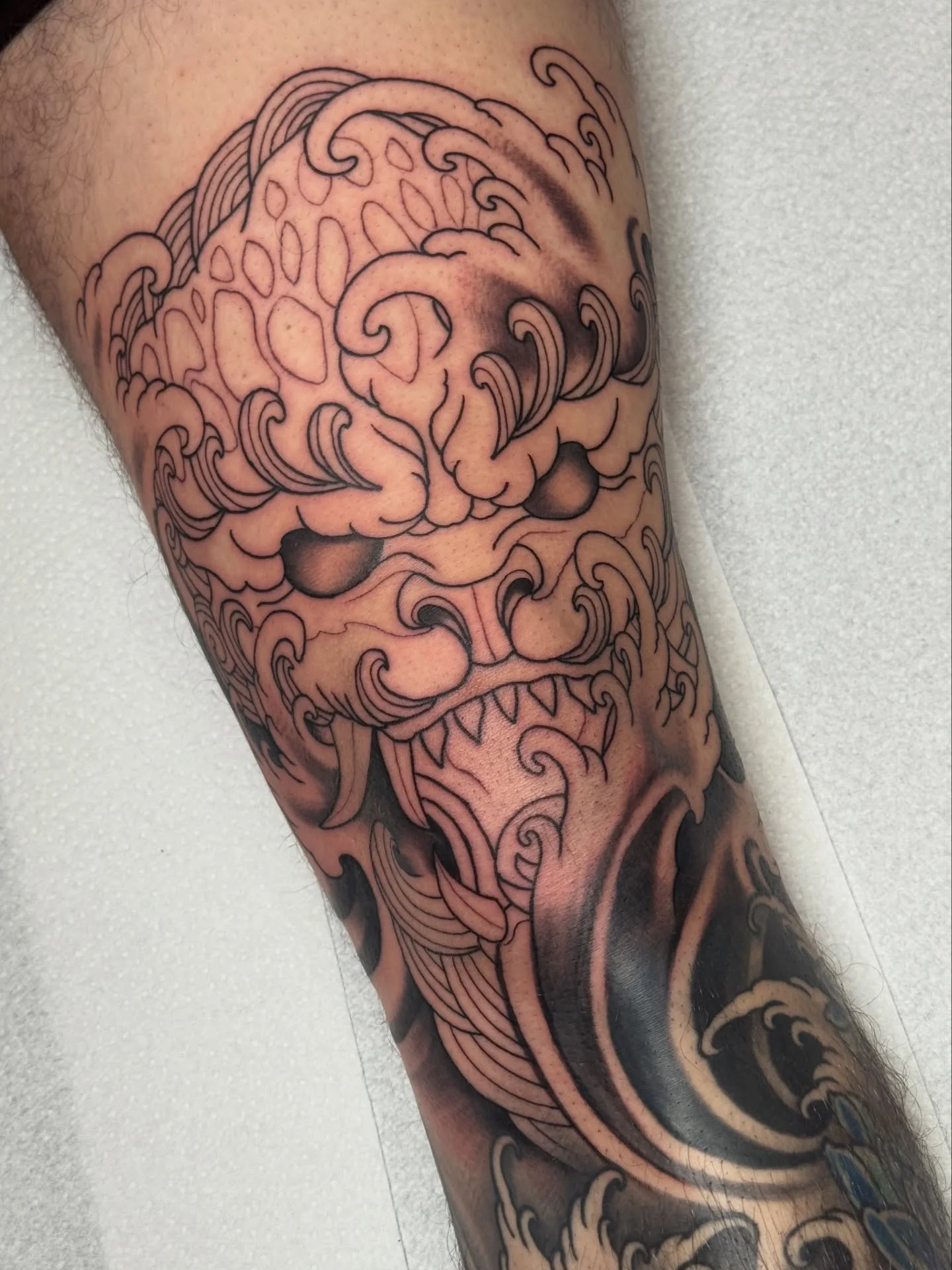 👹 Foo Dog knee piece started today 👹 Thanks a lot Eden mate! Thanks for looking, Ben x #tattoo #japanesetattoo #foodog #snake #essextattoo