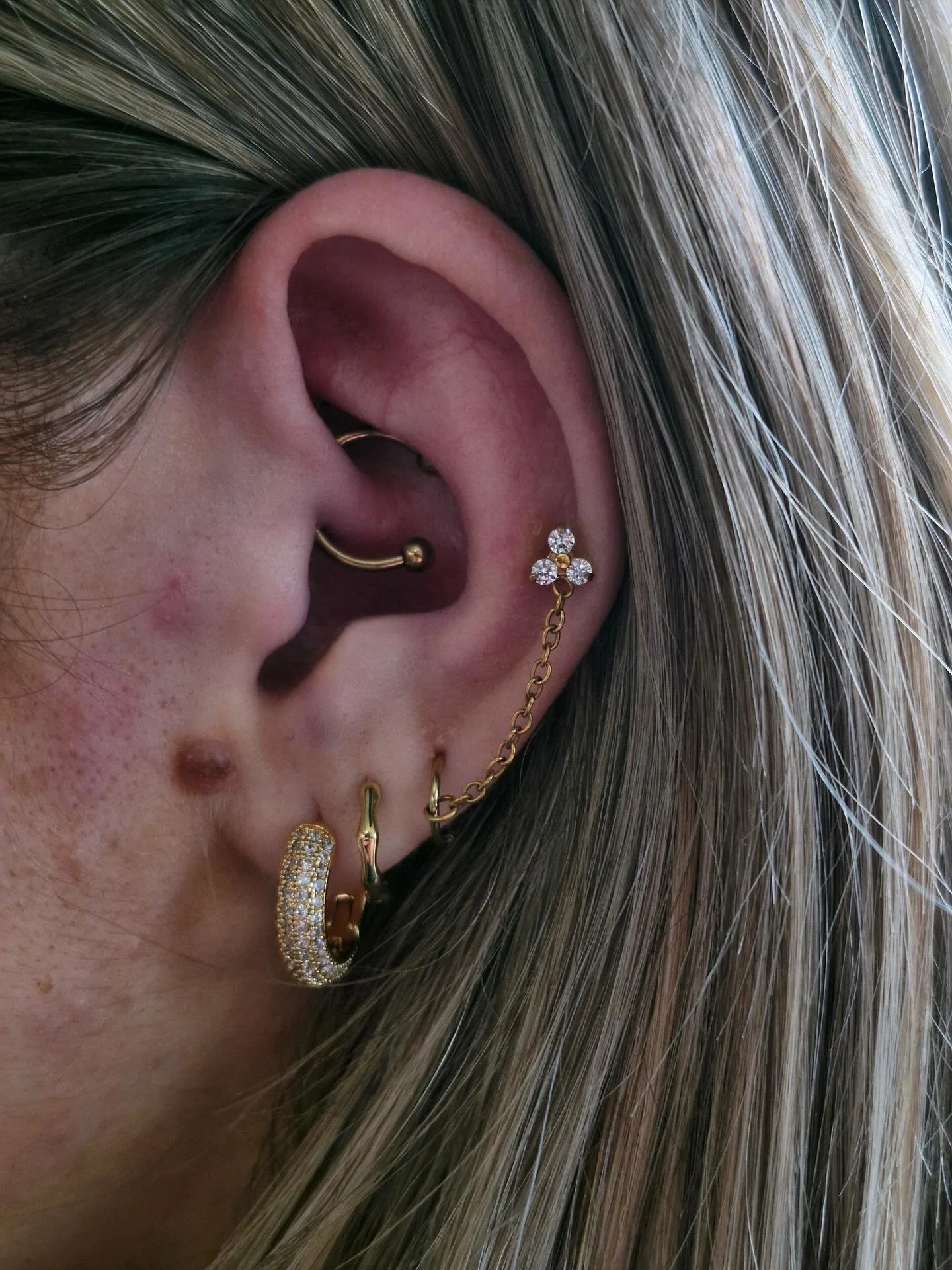 Proof that a jewellery change makes all the difference- mid helix with a chain, plus a brand new daith by Dave✨

⭐️Daith piercing &amp; jewellery changes 
🪡Needle only!
📍Ely, Cambridgeshire: @aatattoofamily 
⏱️45 minute appointment 
📆Availability: