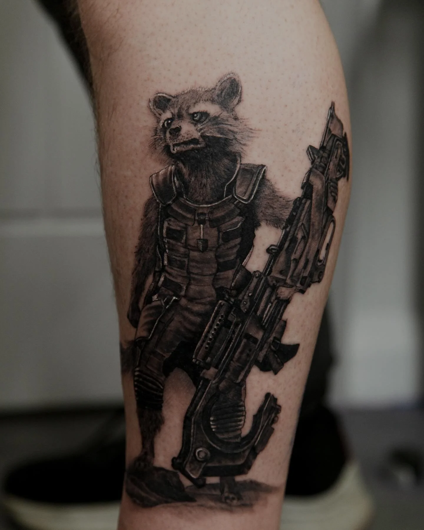 Raccoon from Guardians of the Galaxy for Andy &hellip; 

Enjoyed this one, not sure Andy did 🤣💪🏼 

#aatattoofamily #tattooartist #tattoo #realismartist #realismtattoo #guardiansofthegalaxy #raccoon