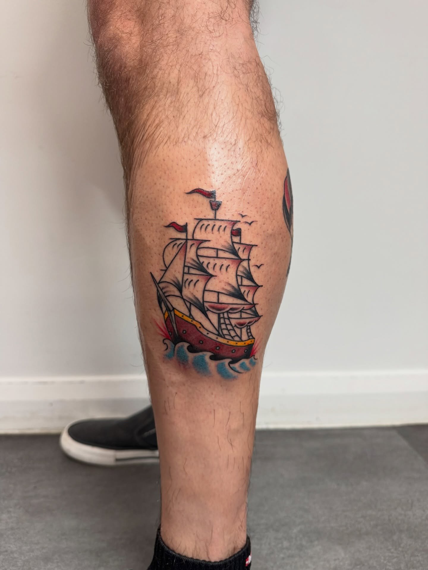 Had a lot of fun with this trad ship &amp; parachuting penguin for @ltaber33 ⚓️

For bookings and enquiries email me on louie@almostangels.co.uk 

Made at @aatattoofamily 
📍 10 Fore Hill, Ely, Cambs, CB7 4AF

Supported by @checkmatetattoocare