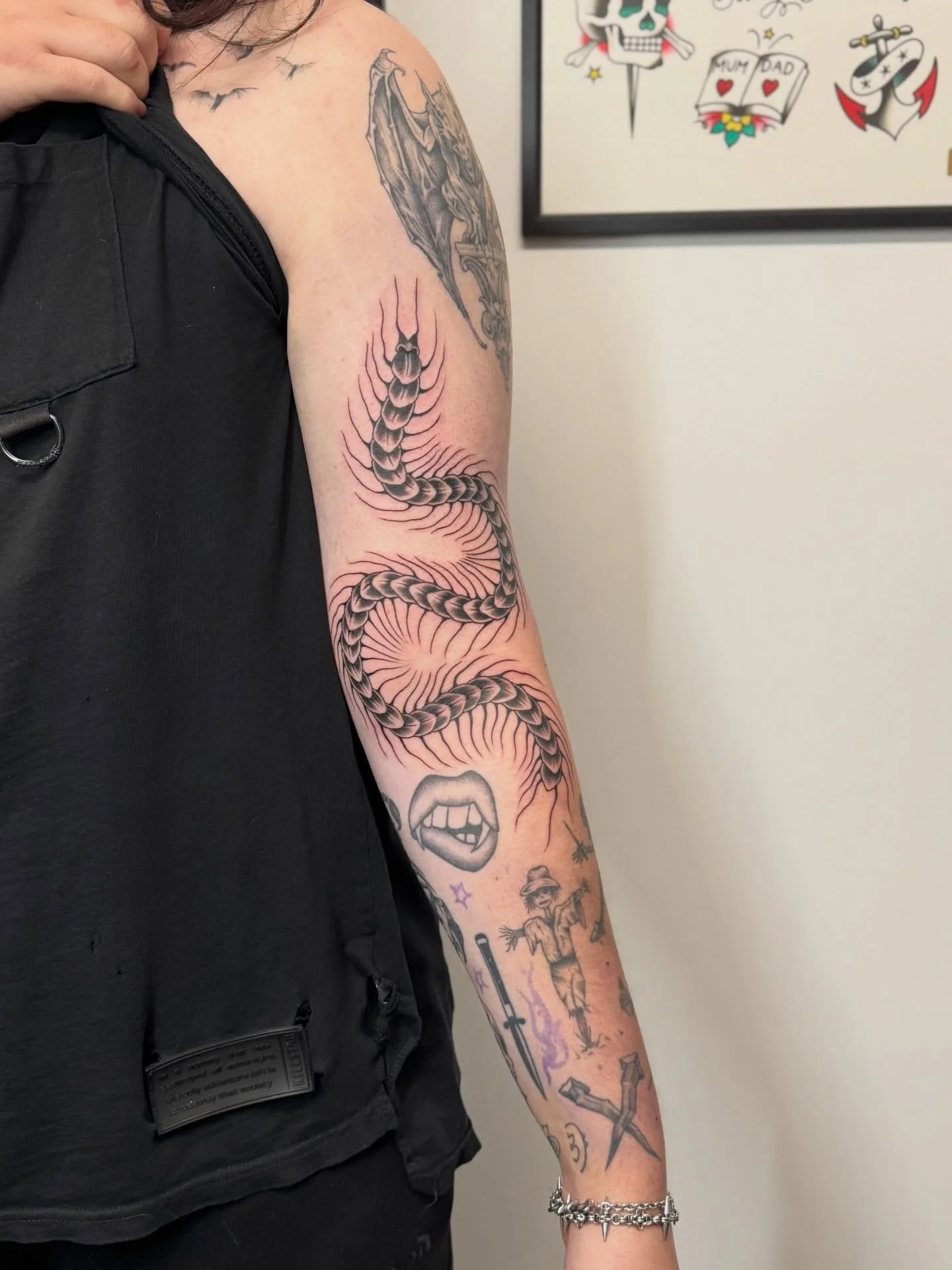 Centipede for Eddy🐛

For bookings and enquiries email me on louie@almostangels.co.uk 

Made at @aatattoofamily 
📍 10 Fore Hill, Ely, Cambs, CB7 4AF

Supported by @checkmatetattoocare