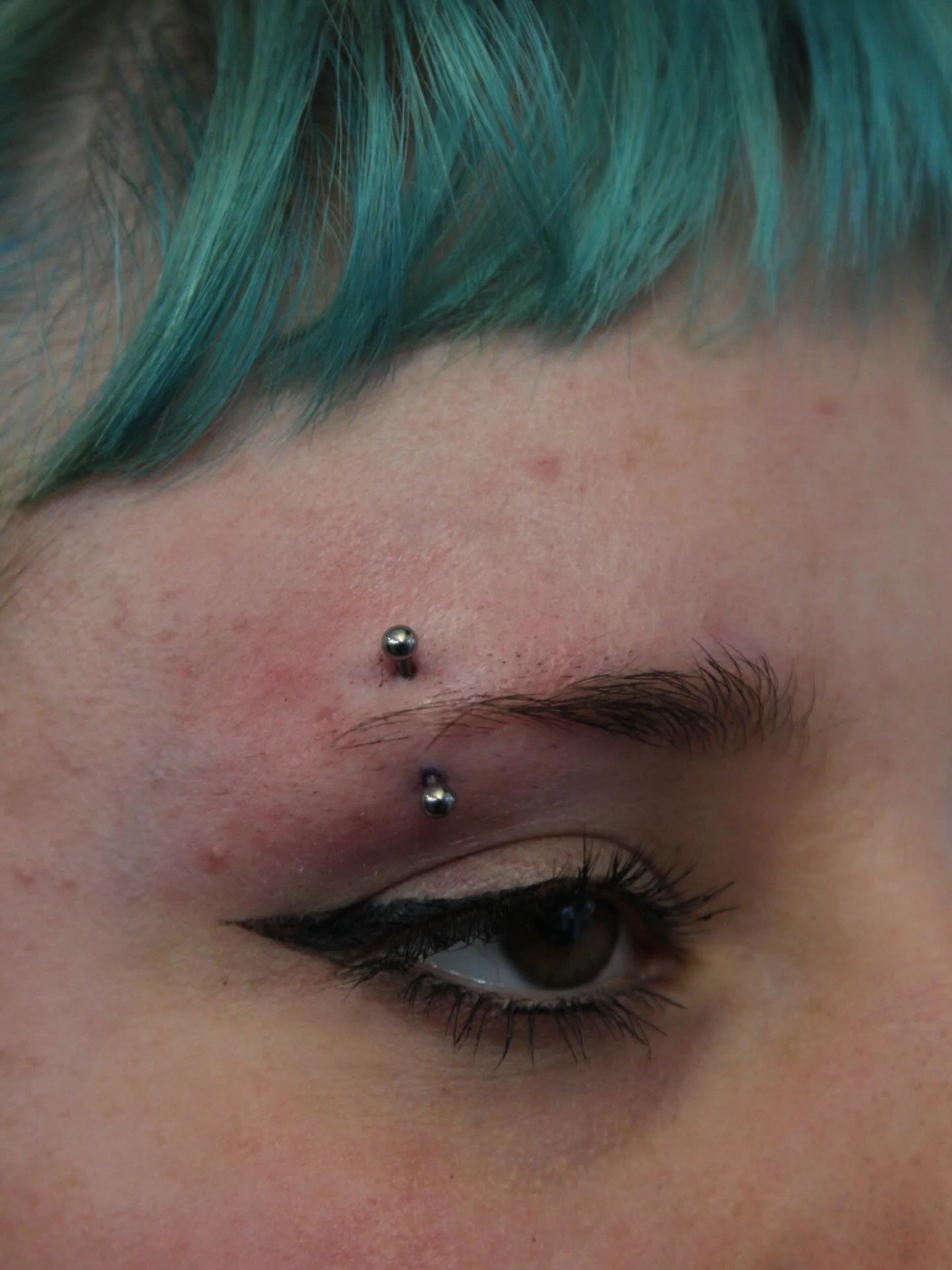Love this eyebrow piercing for Dave&rsquo;s lovely client🩵

⭐️Eyebrow piercing 
🪡Needle only!
📍Ely, Cambridgeshire: @aatattoofamily 
⏱️30 minute appointment 
📆Availability: Tuesdays to Saturdays
⏰10am-5pm weekdays &amp; 10am-4pm Saturdays 
🅿️Clo