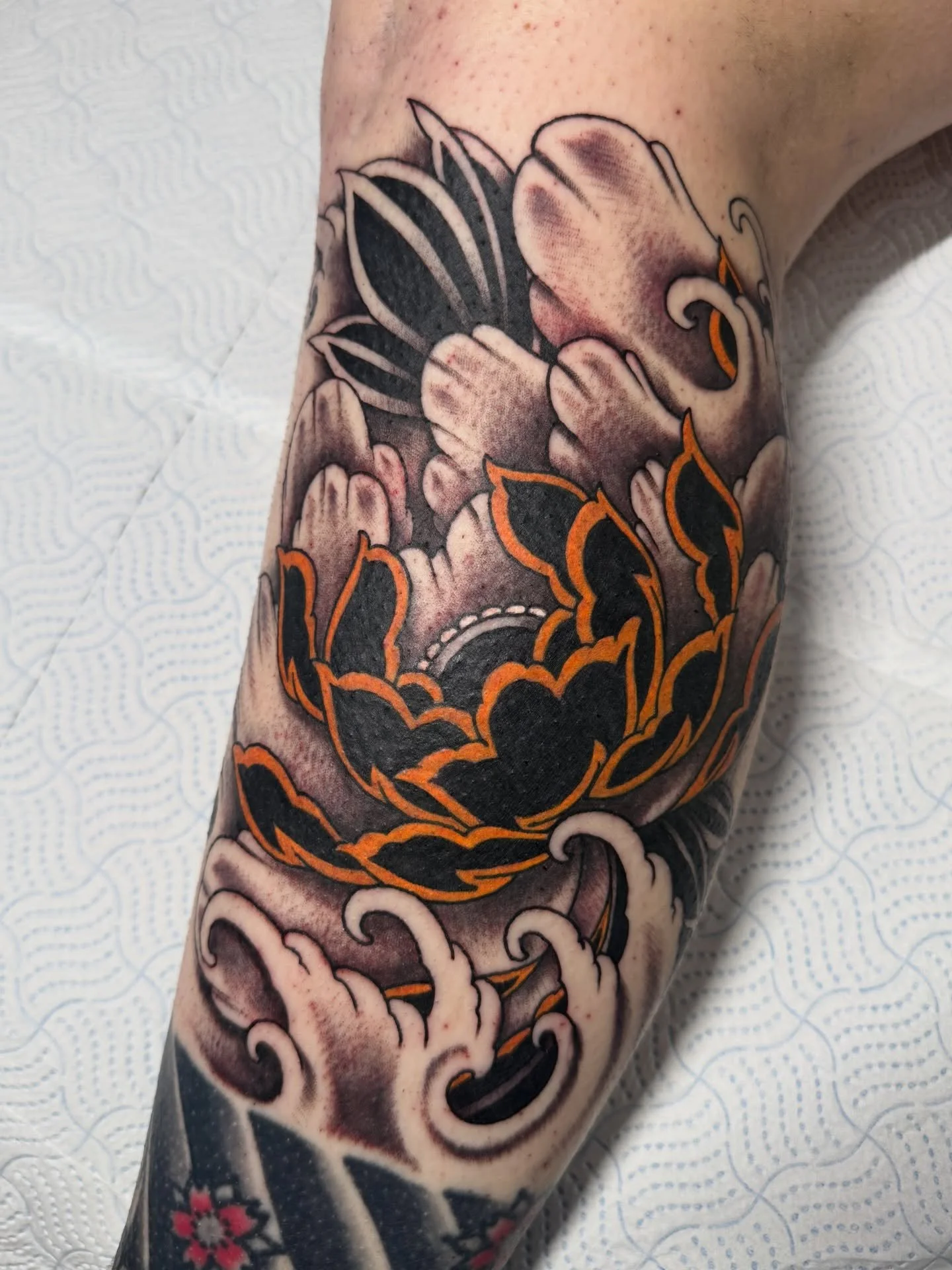 🌺 Different style peony in waves from today 🌺 Thanks a lot Jen! Thanks for looking, Ben x #tattoo #japanesetattoo #peony #peonytattoo #essextattoo