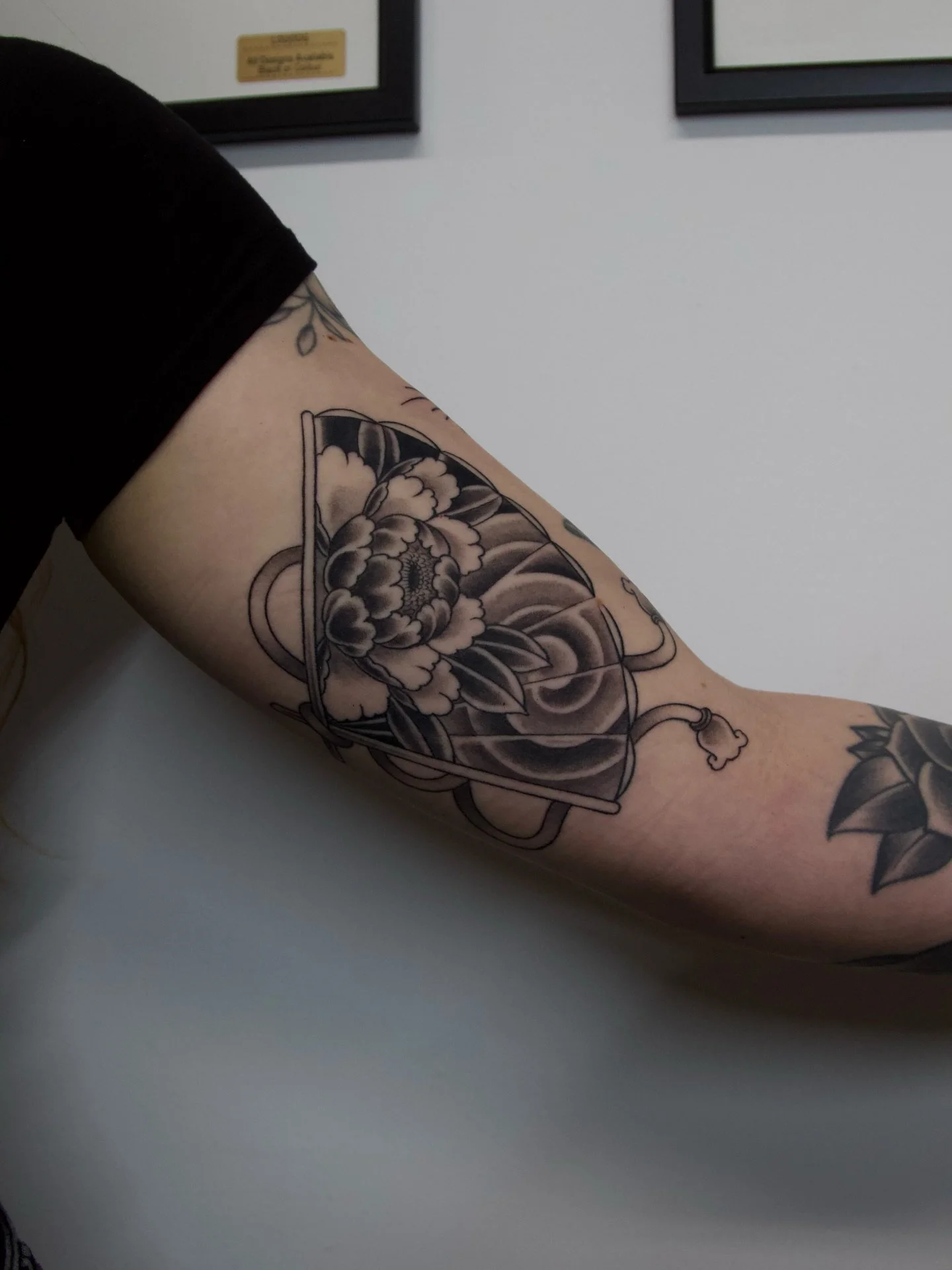 Beautiful peony fan from Louie 🌸🪭

📌 @loudogtattoo 
📧For bookings, email Louie: louie@almostangels.co.uk