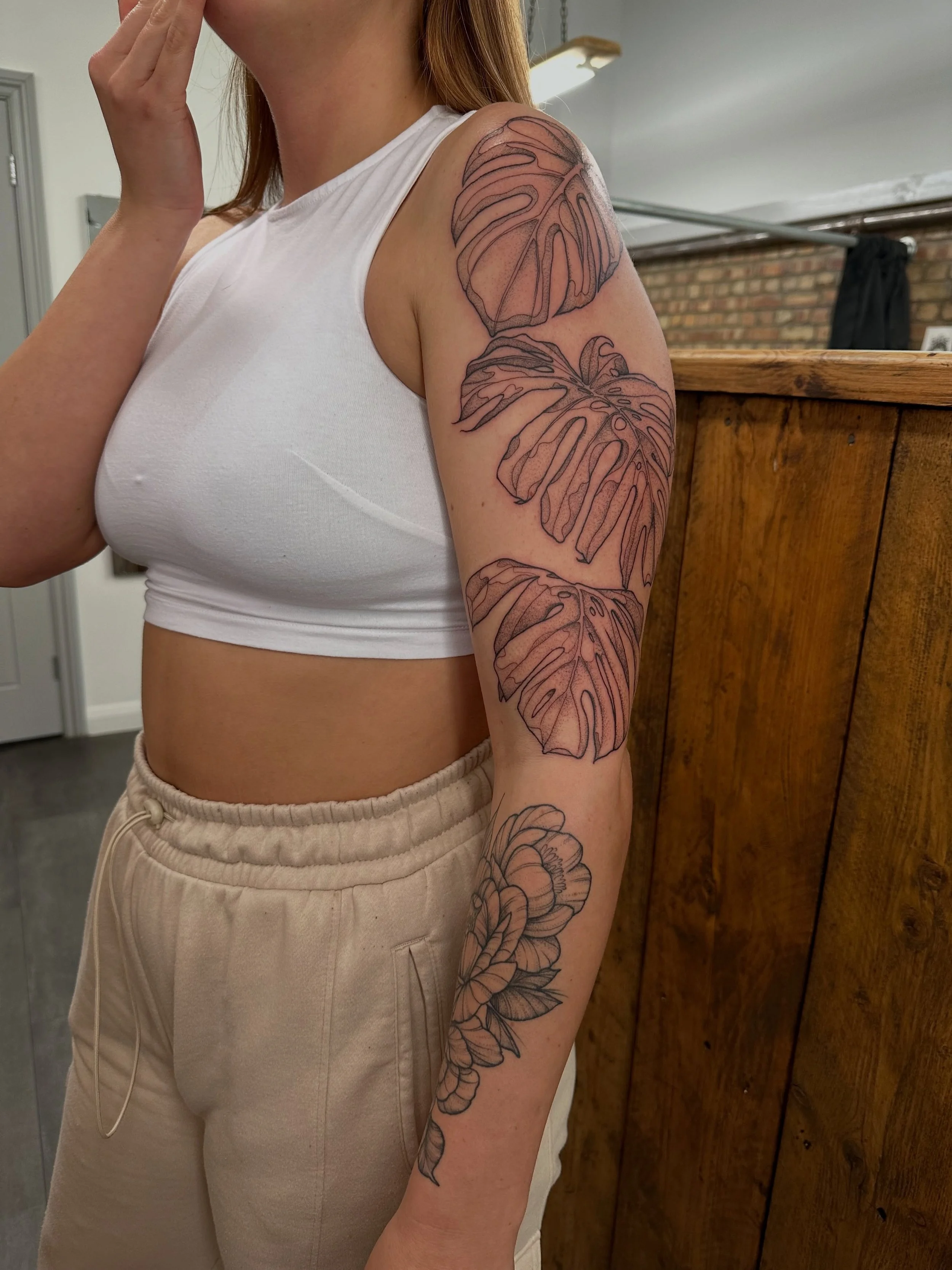Today&rsquo;s iNK&hellip; oversized monstera leaves. One of my favourites. 
For all your enquiries contact me via email neill@almostangels.co.uk #blackwork #tattooflowers #cambridgeshiretattooartist #ely #cambsuk