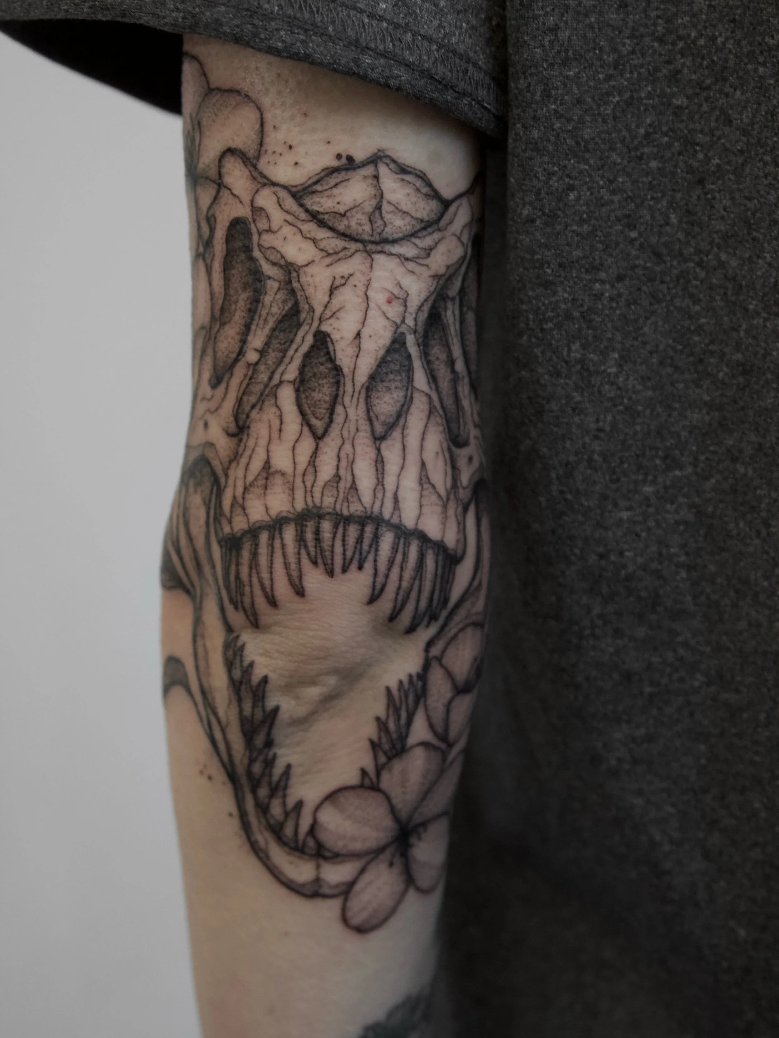 Little appreciation post for this dinosaur skull piece from a while ago 🖤

📌 @neillkerry 
📧For bookings &amp; enquires, email neill@almostangels.co.uk