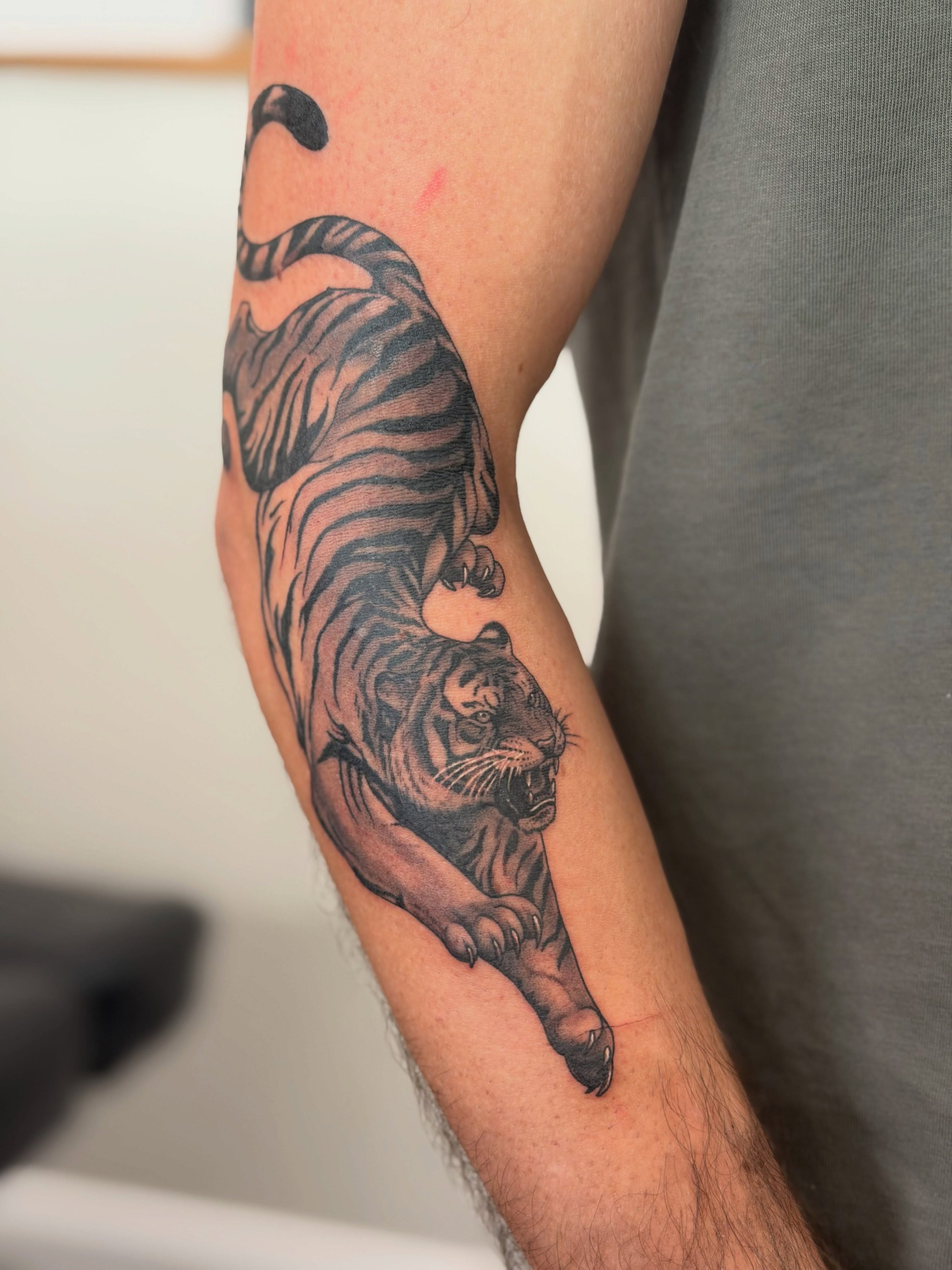 Epic illustraive tiger 🐅 for @jacob_settle 

@aatattoofamily 

#tattooartist #blackngreytattoo #blackngrey #illustrativetattoos #illustrative