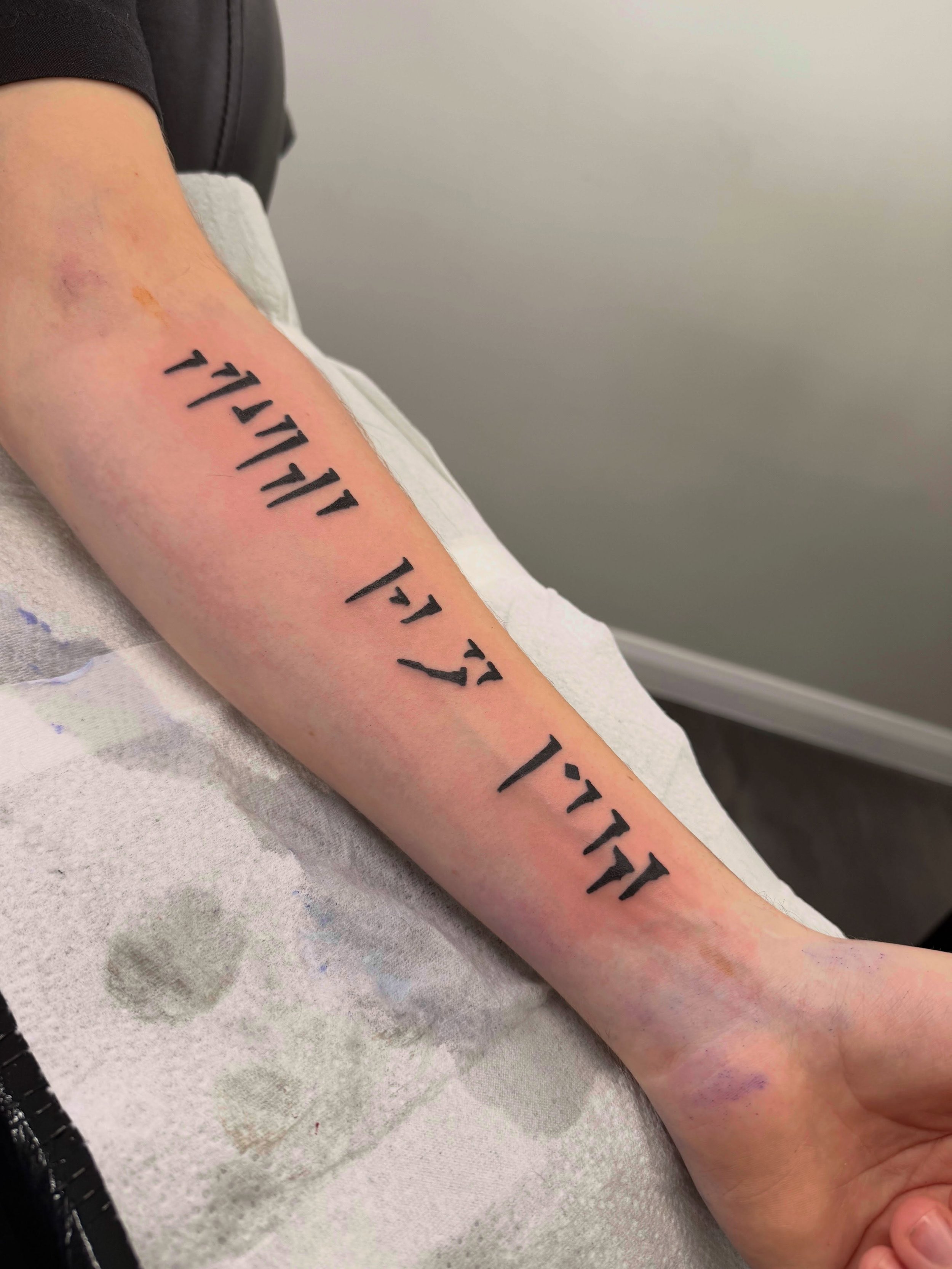 Skyrim inspired tattoo @tate_lattimore 

@aatattoofamily 

@kwadron 
@magicmoon_tattoo_supply 
@dynamictattoosupply 
@bishoprotary 
@tattooproton 
@protonstencillatam 
@hornetarttattoosupply 

#tattooartist #tattoos #illustrativetattoos #illustraive