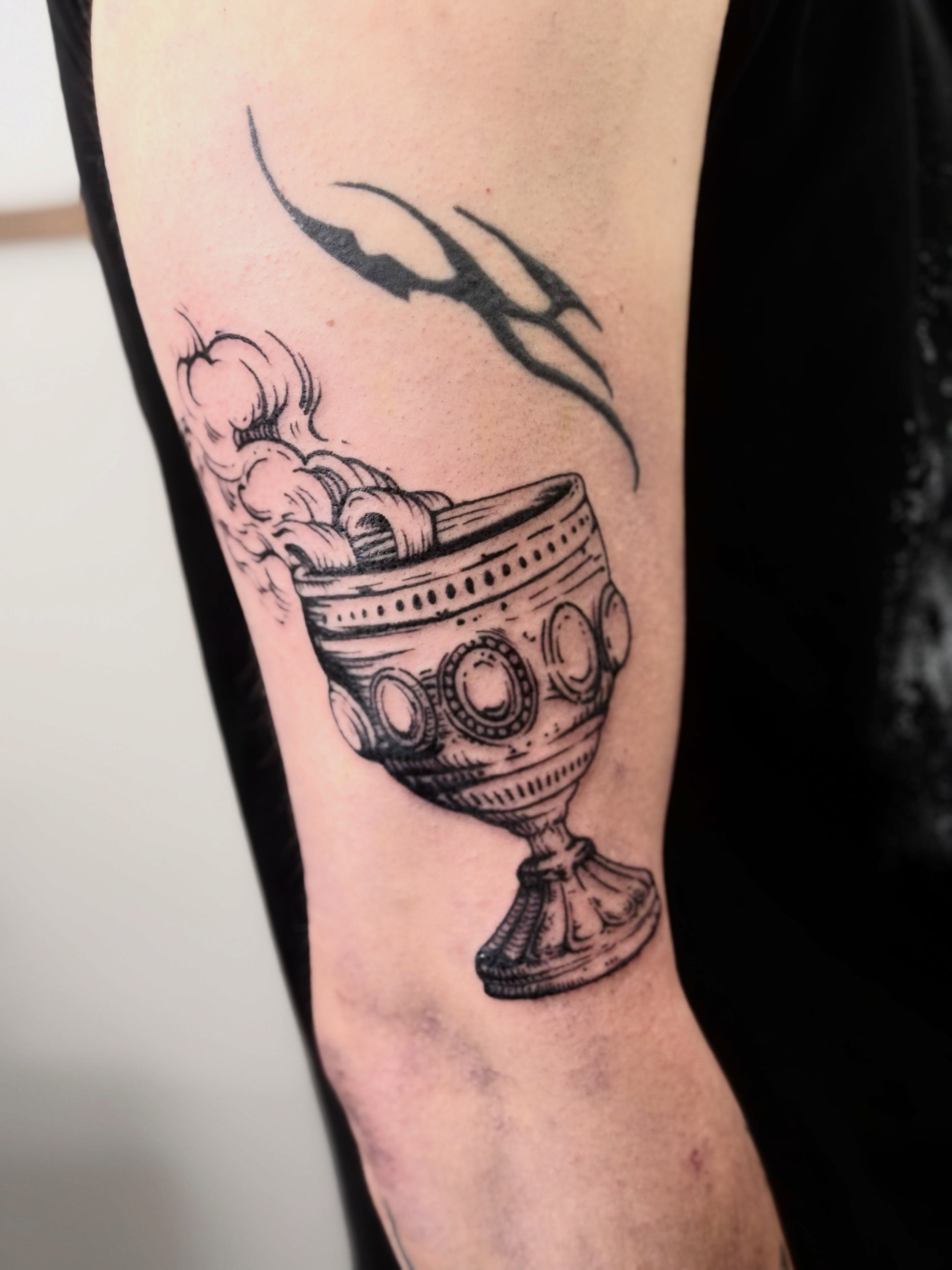 Woodcut style chalice @_leon.p__ 

@aatattoofamily 

@kwadron 
@magicmoon_tattoo_supply 
@dynamictattoosupply 
@bishoprotary 
@tattooproton 
@protonstencillatam 
@hornetarttattoosupply 

#tattooartist #tattoos #illustrativetattoos #illustraive