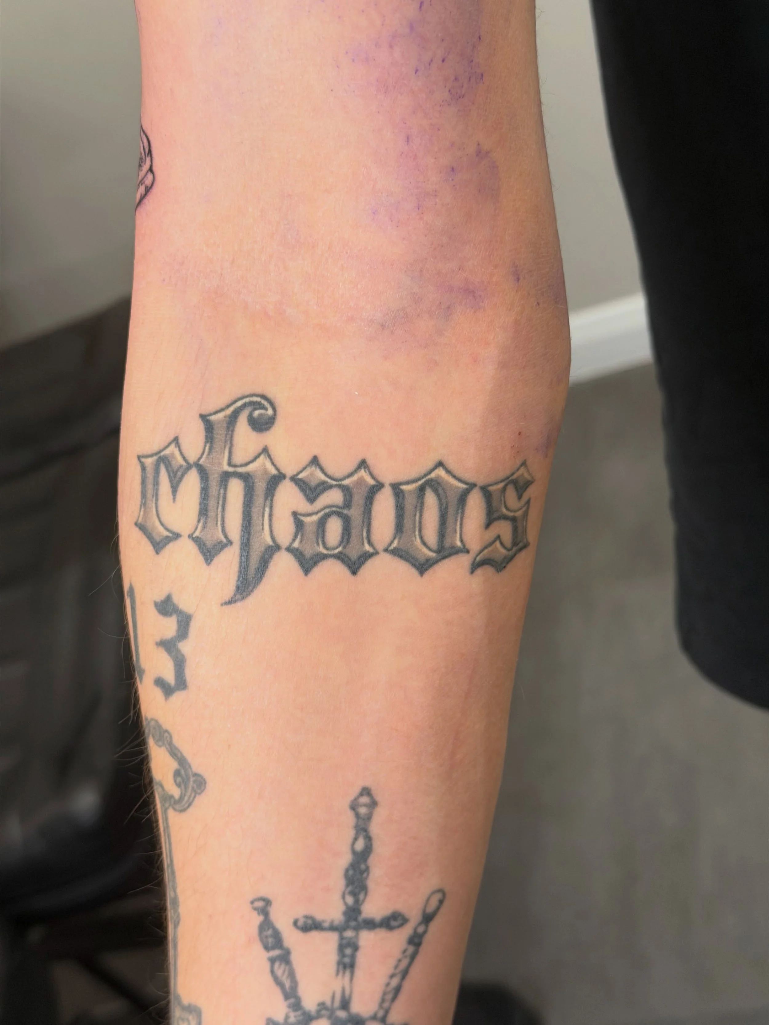 Healed &ldquo;CHAOS&rdquo; and &ldquo;ORDER&rdquo; 

@aatattoofamily 

@kwadron 
@magicmoon_tattoo_supply 
@dynamictattoosupply 
@bishoprotary 
@tattooproton 
@protonstencillatam 
@hornetarttattoosupply 

#tattooartist #tattoos #illustrativetattoos #