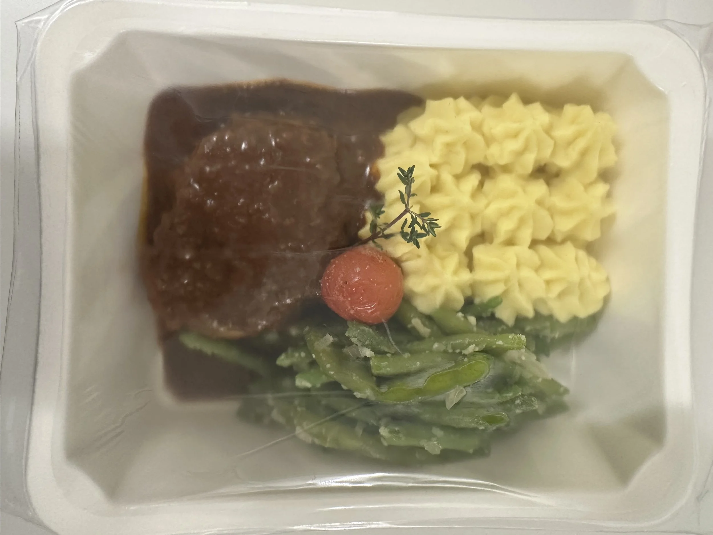 Schweinshaxen Kartoffelstock Bohnen.jpg