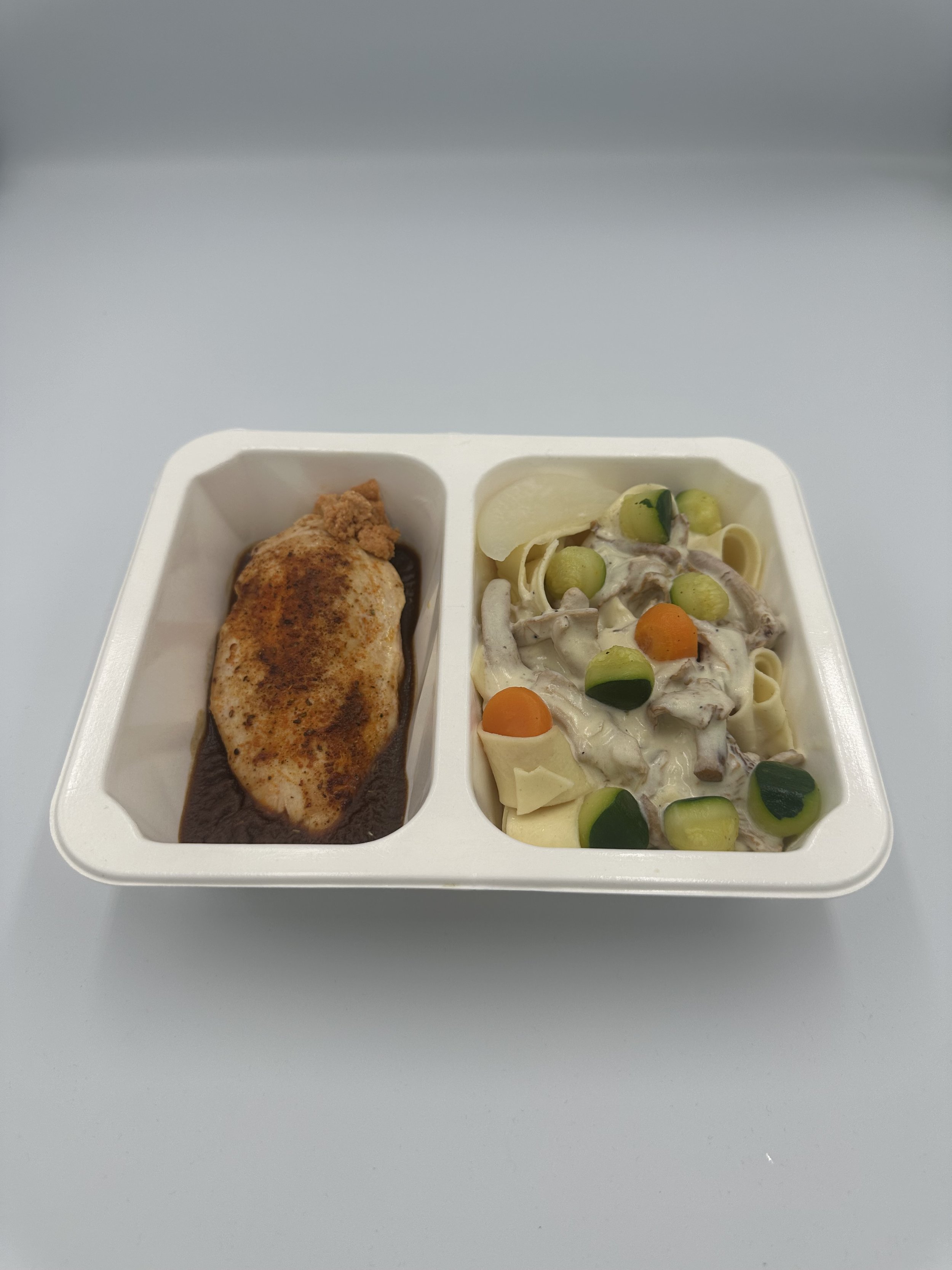 Gefüllte Pouletbrust mit Pfifferlingsrahm Nudeln und Gemüse Perlen.jpg