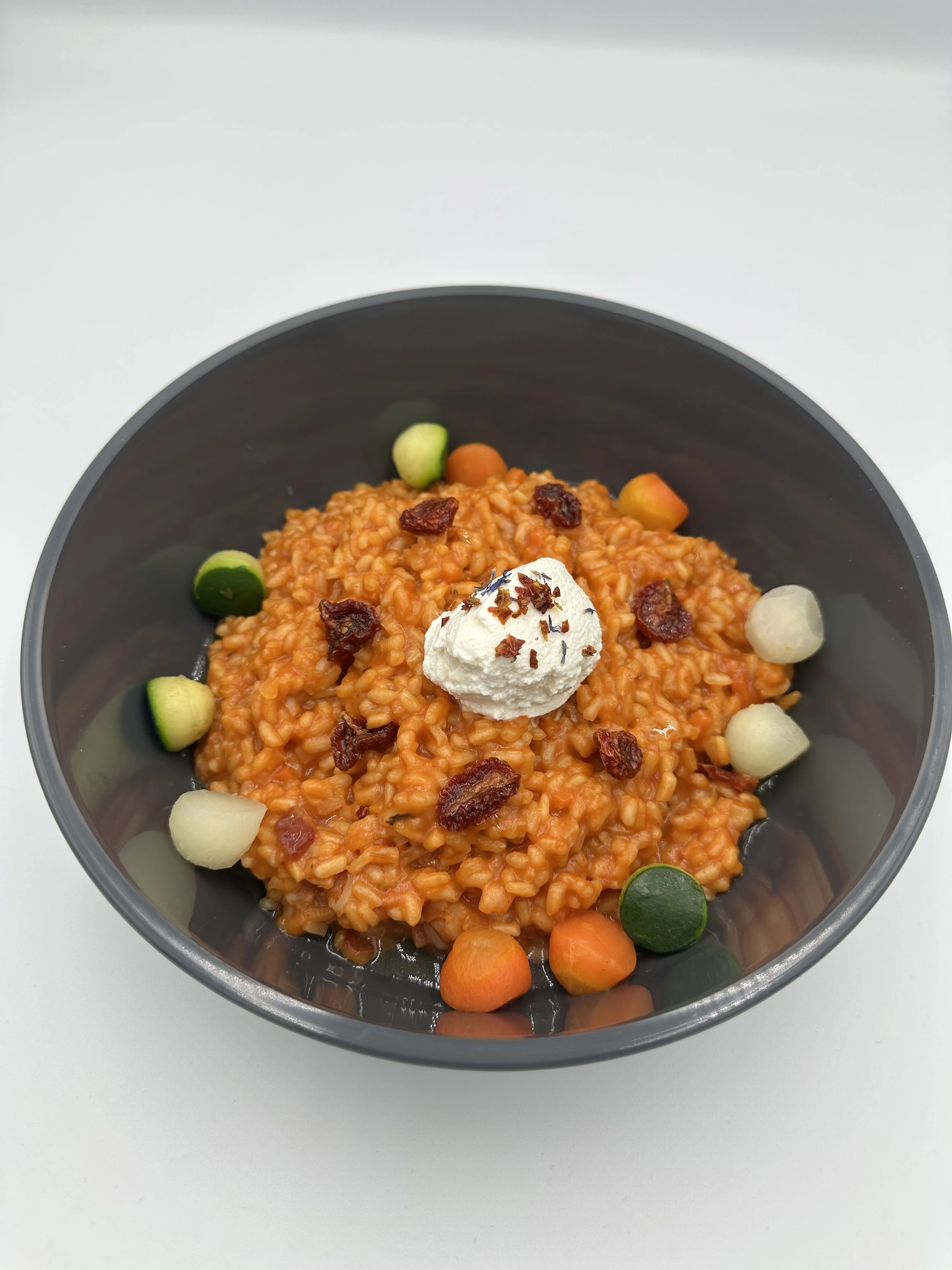 Tomatenrisotto mit getrockneten Tomaten Ricotta Gemüseperlen.jpg