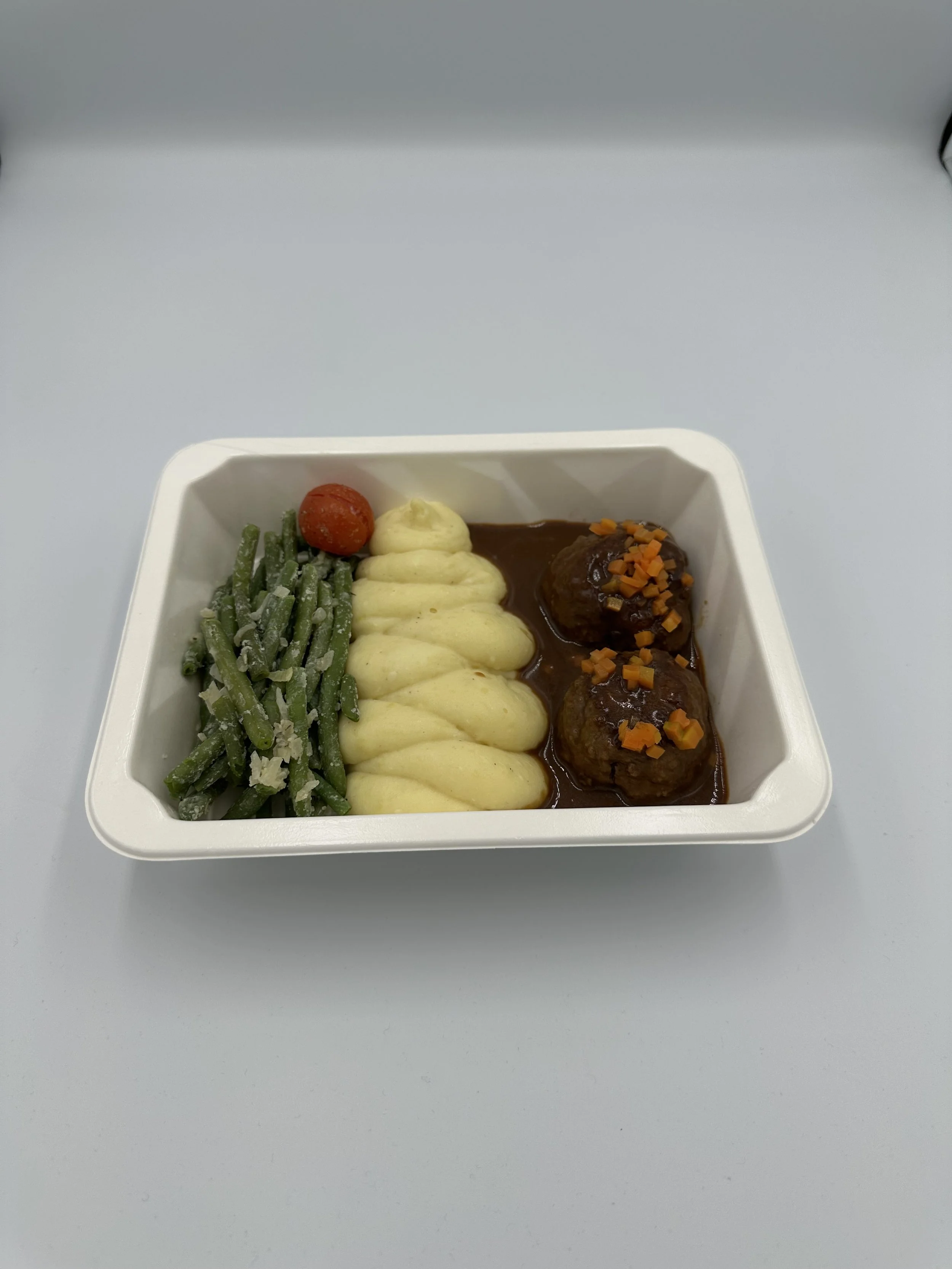 Rindshacktäschli mit Karoffelstock und grünen Bohnen.jpg