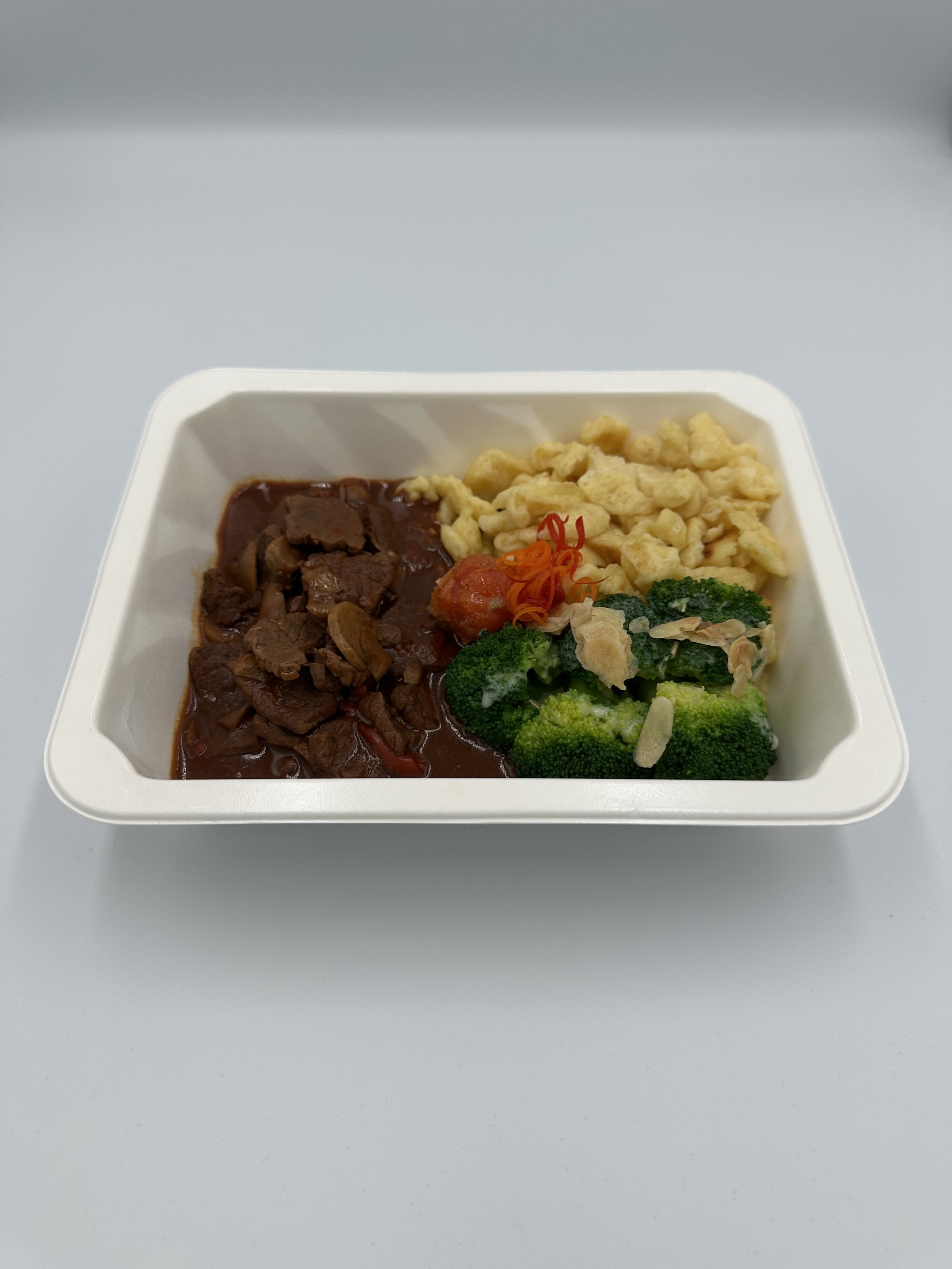 Rindsgeschnetzeltes an Paprikasauce dazu Spätzli und Tagesgemüse.jpg