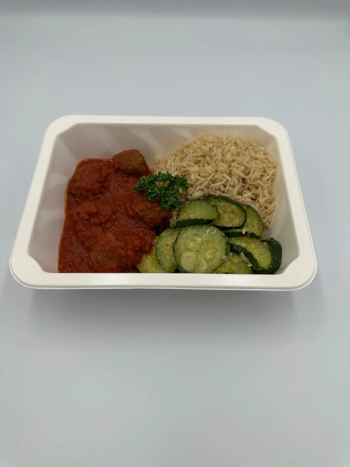 Meatballs mit rassiger Tomatensauce Reis und Zucchetti.jpg