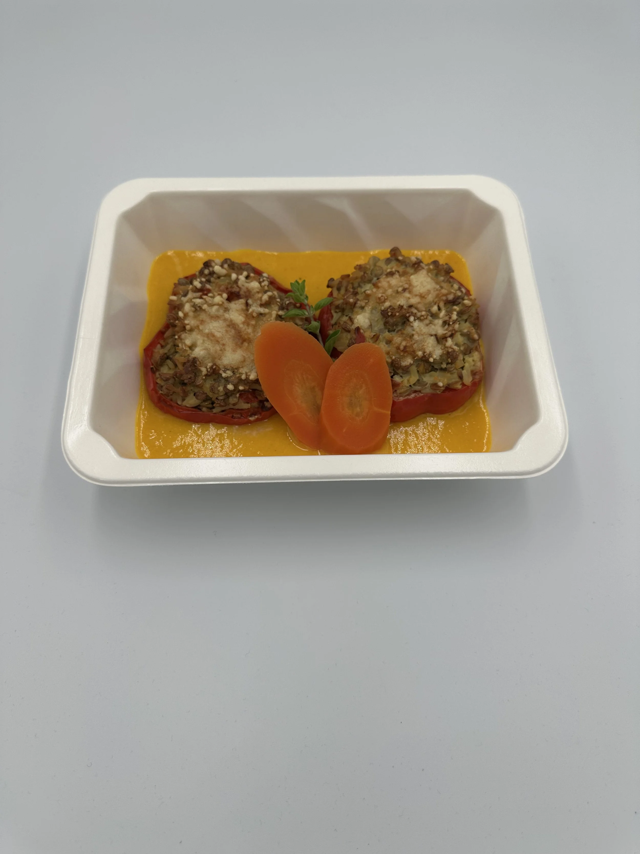 Gefüllte Peperoni mit Reis und Linsen auf gelbem Peperoni Cooli.jpg