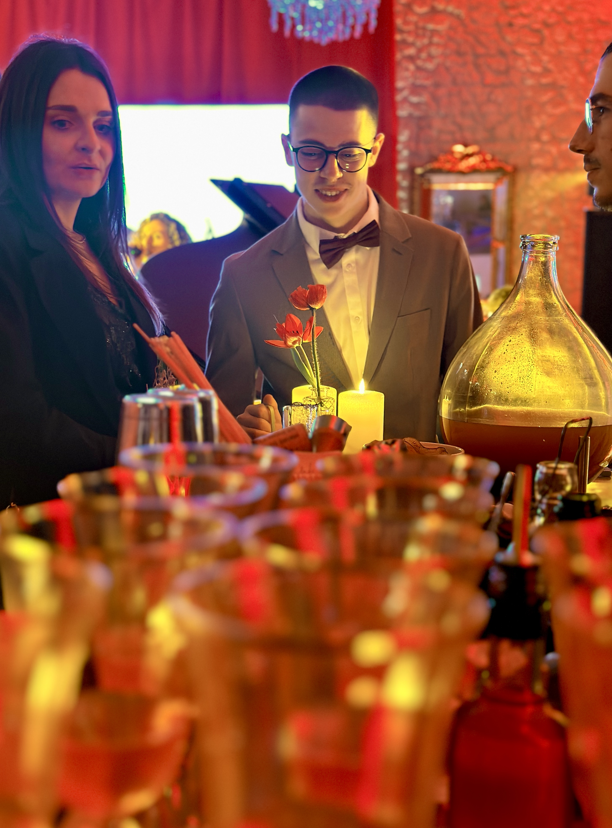 Sunset Spirit 2025, service cocktail bar lors d'une réception avec des verres, des bougies et des décorations dans une ambiance chaleureuse et festive.