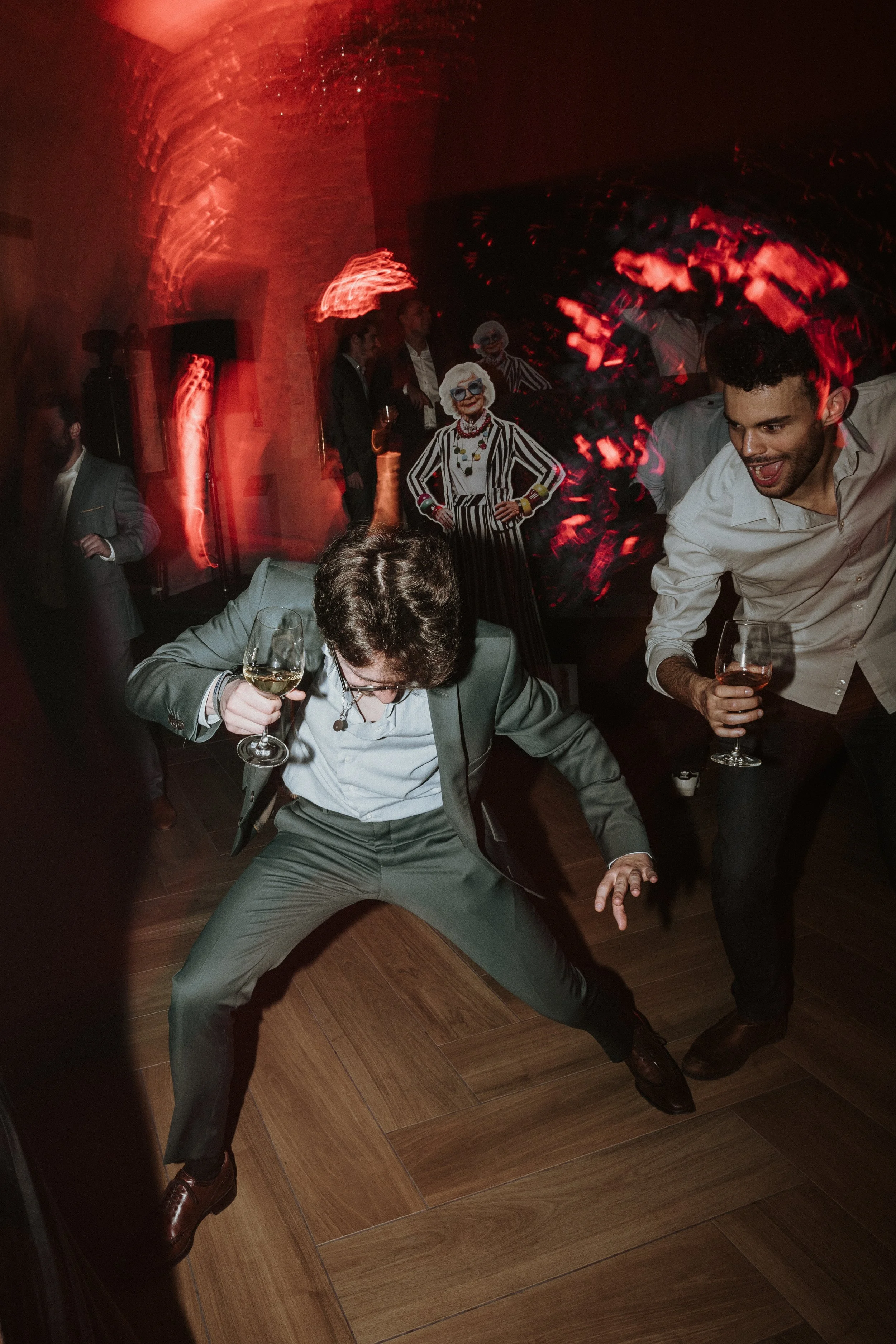 Sunset Spirit 2025, ambiance festive lors d'une fête et arrière-plan animé.