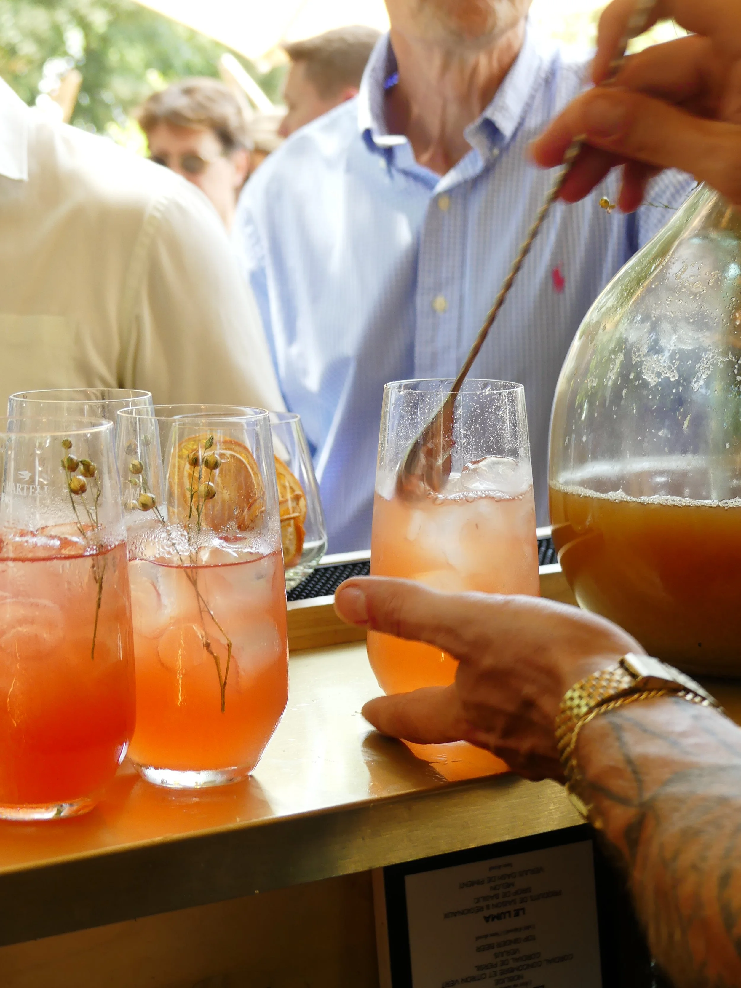 Sunset Spirit 2025, service cocktail bar lors d'un événement en extérieur.