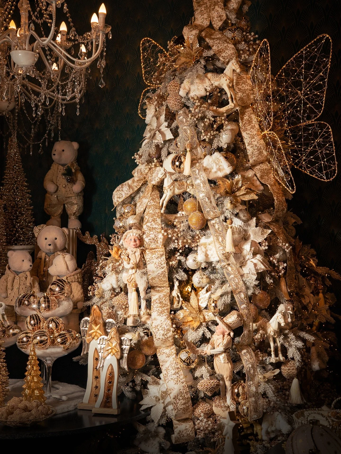 𝘋𝘳𝘦𝘢𝘮𝘪𝘯𝘨 𝘰𝘧 𝘊𝘩𝘳𝘪𝘴𝘵𝘮𝘢𝘴
&bull;
&bull;
&bull;
#lineaverdebergamo #lineaverde #bergamo #christmas #natale #natale #christmasdecor #decorazioninatalizie #christmastree #alberodinatale #negozionatale #christmasstore #colour #colourchrist