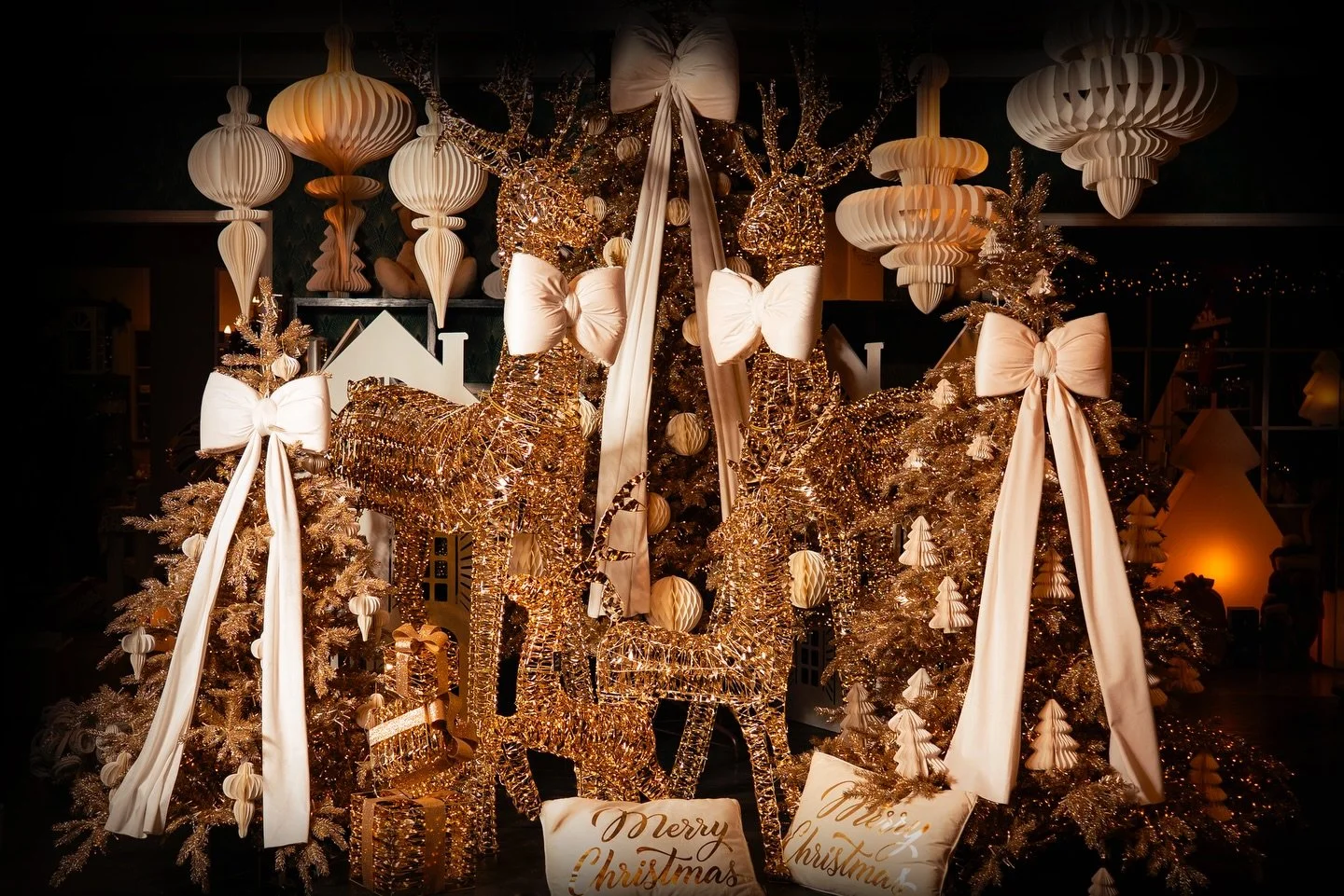 𝘋𝘳𝘦𝘢𝘮𝘪𝘯𝘨 𝘰𝘧 𝘊𝘩𝘳𝘪𝘴𝘵𝘮𝘢𝘴
&bull;
&bull;
&bull;
#lineaverdebergamo #lineaverde #bergamo #christmas #natale #natale #christmasdecor #decorazioninatalizie #christmastree #alberodinatale #negozionatale #christmasstore #colour #colourchrist