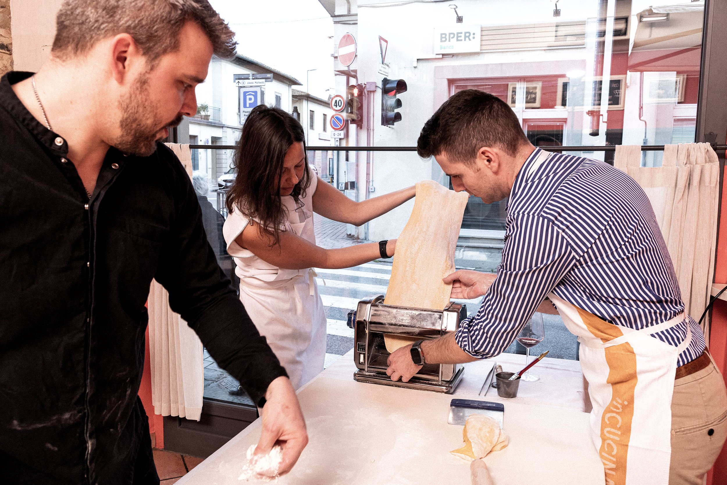 Davide insegna a stendere la pasta.