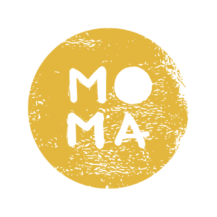 Logotipo com o texto 'MOMA' em preto dentro de um círculo amarelo.