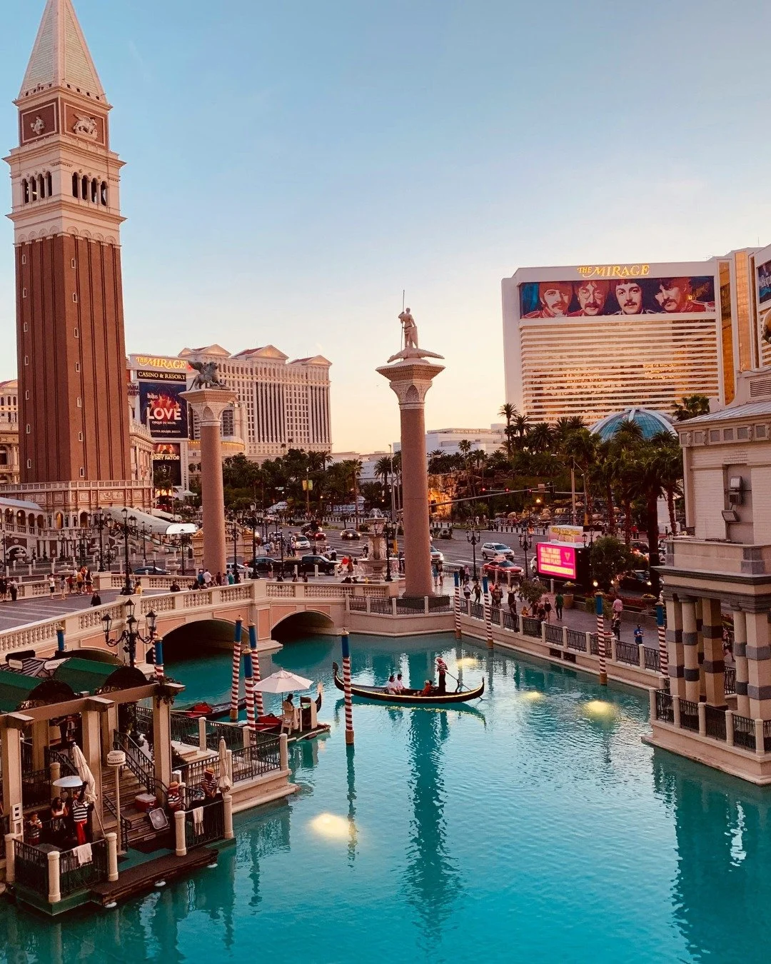 Just got back from a friend's 40th birthday weekend in Vegas! ✨ After countless trips, I've learned exactly what works (and what doesn't). Swipe for my insider tips to make your Vegas trip unforgettable! 👉