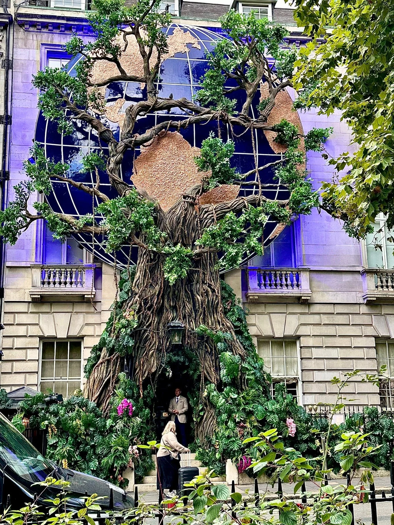 🌿 Biophilic London Style 🌿

This is another constructed building exterior &mdash; though temporary &mdash; that perfectly fits into my definition of Biophilic London-style.

It is the front of Annabel&rsquo;s, the well-known nightclub. I&rsquo;m al