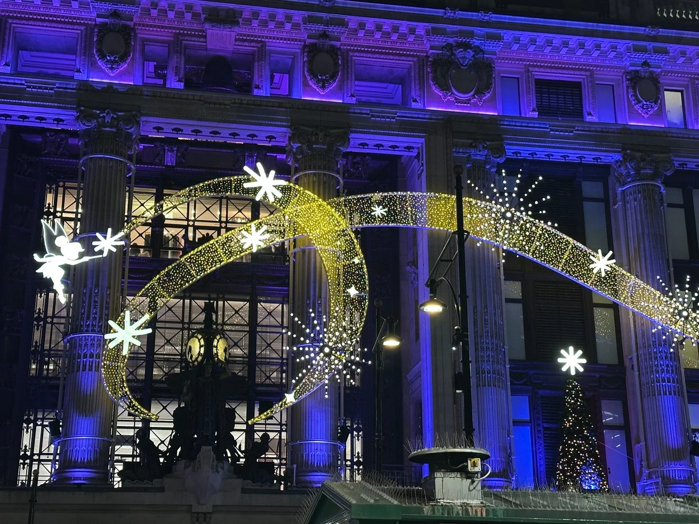 Merry Christmas 🎄✨

May your day be magical and your wishes come true.
Wishing you beauty, light and a season filled with inspiration.

Avery Art - Lauren Hutton