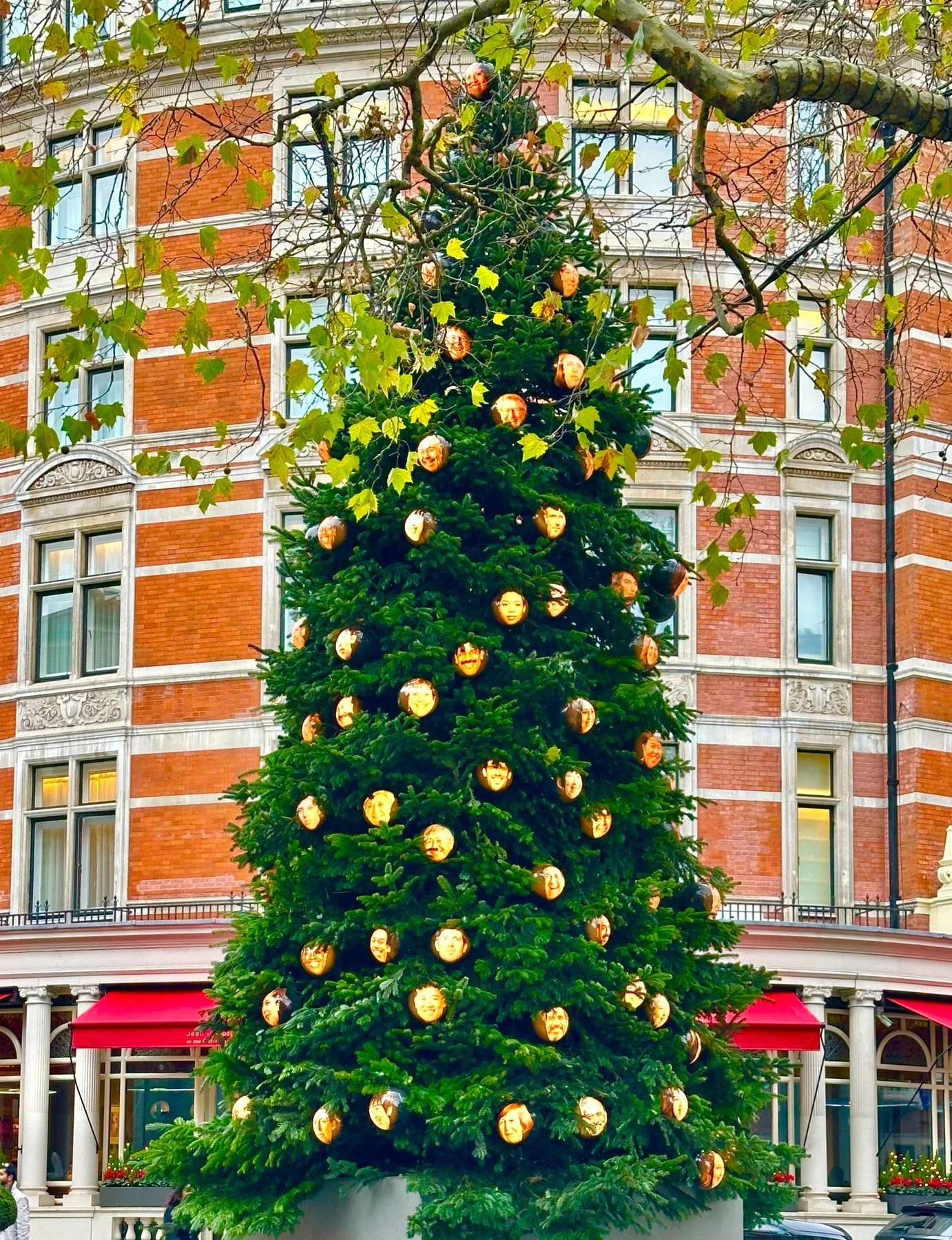 How did you decorate your tree 🎄✨
Do you go all in on a theme or mix it up every year?

I came across a hotel tree decorated with what looked like photo transfers of staff on the glowing ornaments and it stopped me in my tracks. One of my all time f