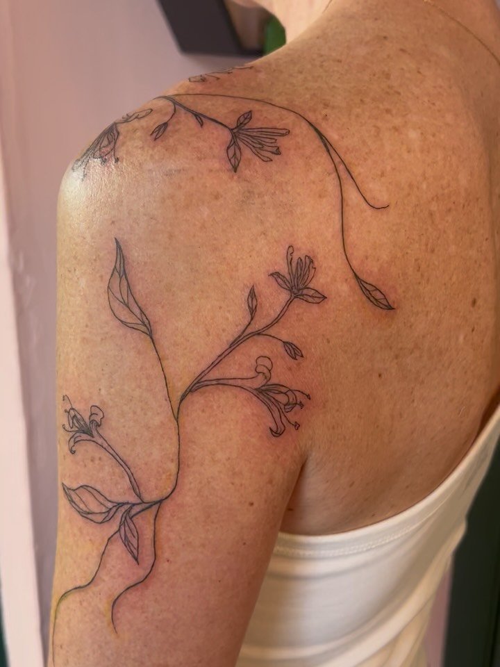 This honeysuckle piece was so much fun to work on!✨✨would love to do similar larger floral pieces~ feel free to reach out or submit a booking form if you have any ideas percolating! ✨✨