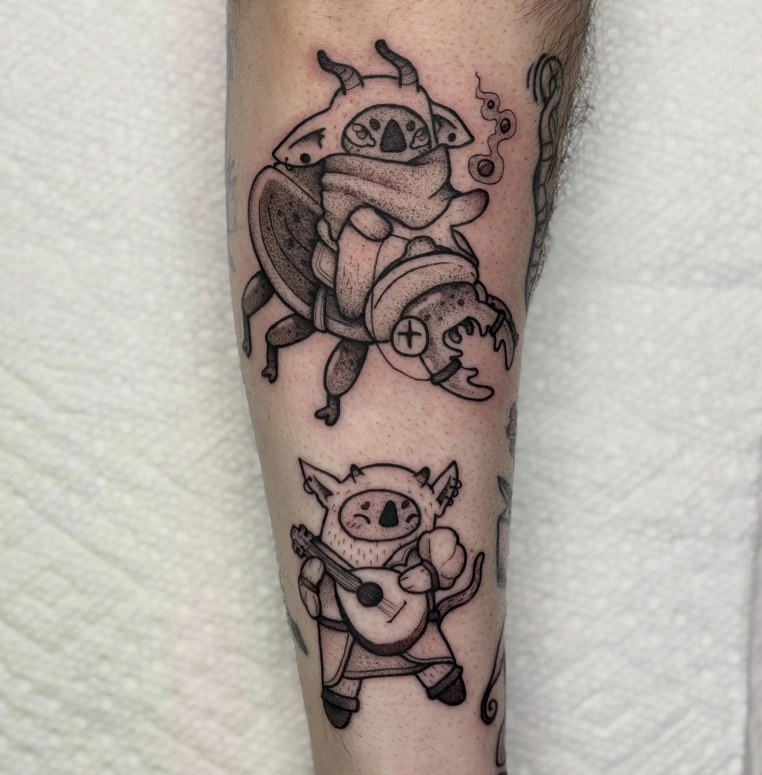 Some SPOOPS! One custom and one flash ✨ 
Thank you so much for a trust! We actually did a few more tattoos this day that&rsquo;ll post at a different time! 
I love being able to share my lil guys with yall and the fact yall want them on your bodies f