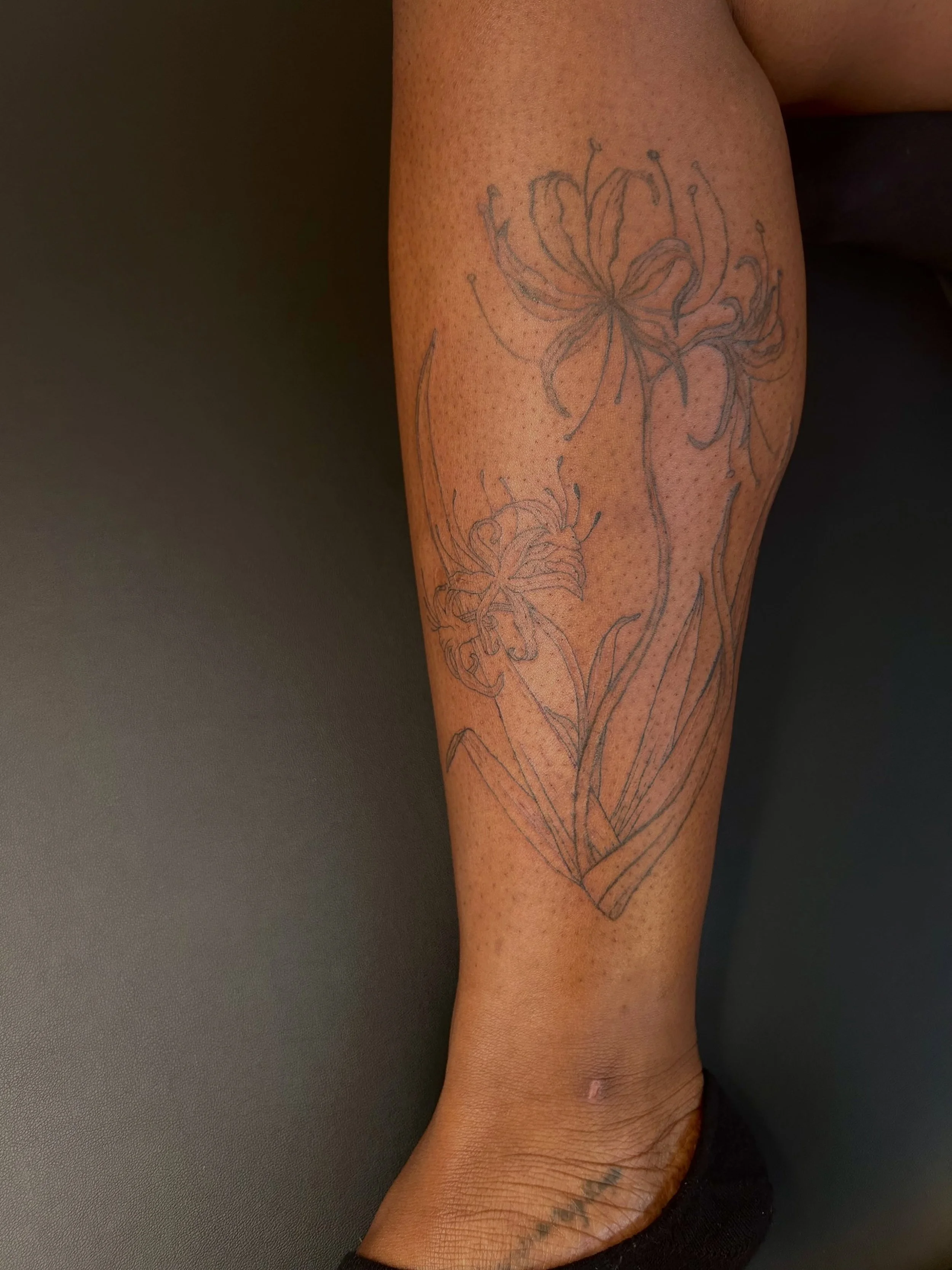 Loved adding some more spider lilies to this piece for Dom!✨🕷️