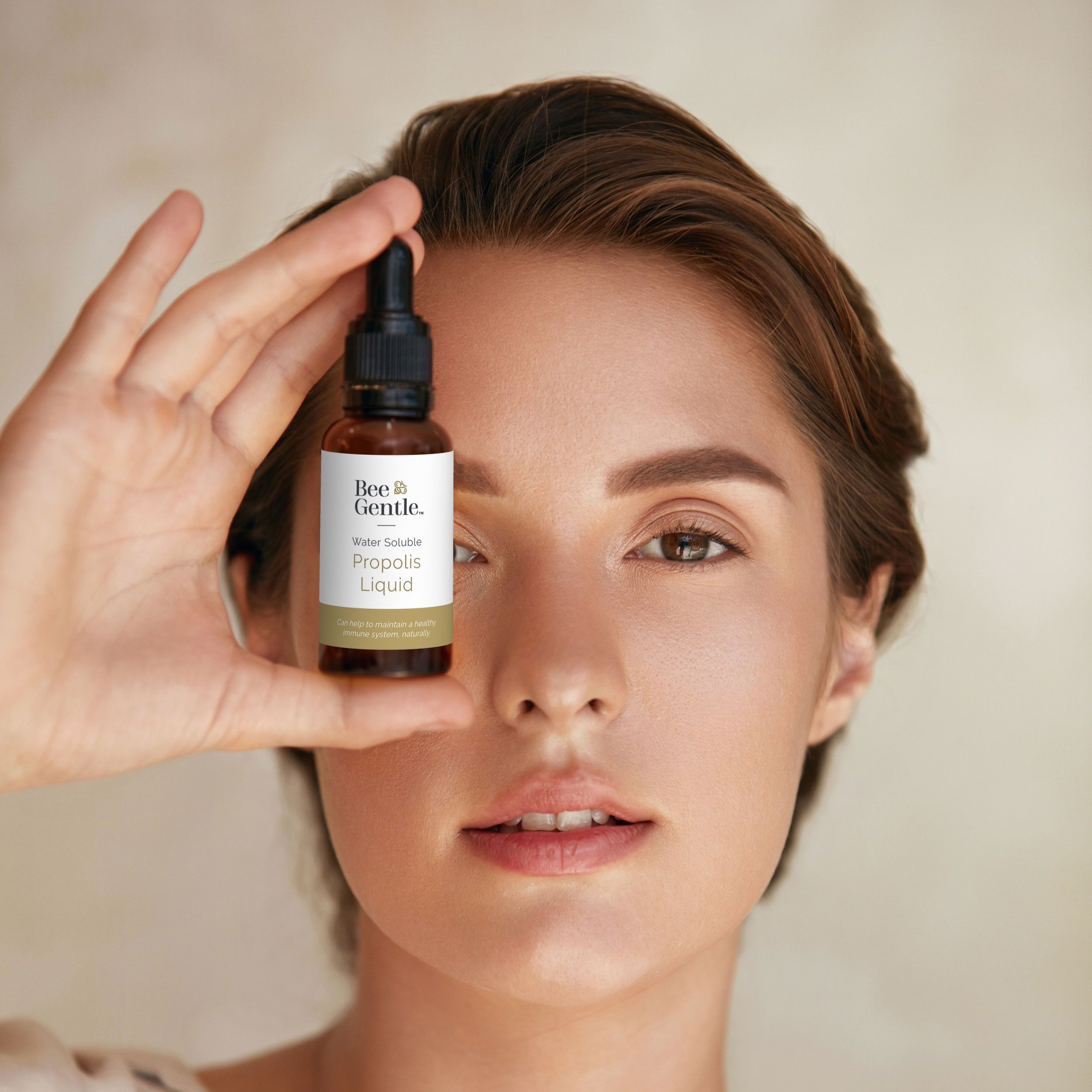 Propolis-Liquid-in-Womens-Hand%281%29.jpg