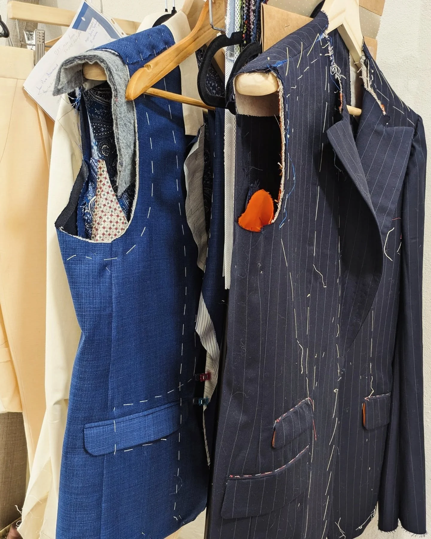 ✨ En coulisses, les costumes prennent vie&hellip; ✨
Entre les points de b&acirc;ti et les fils apparents, voil&agrave; des vestes en plein milieu de leur m&eacute;tamorphose.

C'est la pleine saison, les costumes et tenues de mariage s'encha&icirc;ne