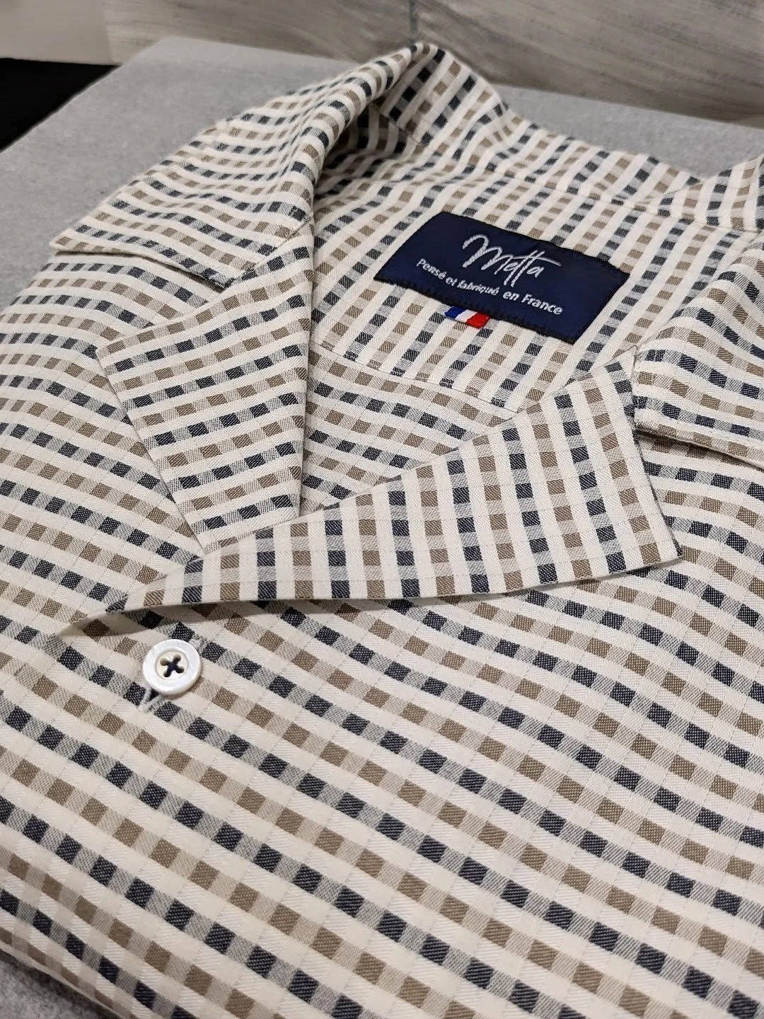 ☀️ Nouvelle venue dans la collection : la chemise camp collar (ou col cubain pour les intimes).
Pas de pied de col, une coupe ample et des manches courtes &agrave; larges revers : tout ce qu&rsquo;il faut pour respirer (et rayonner) cet &eacute;t&eac