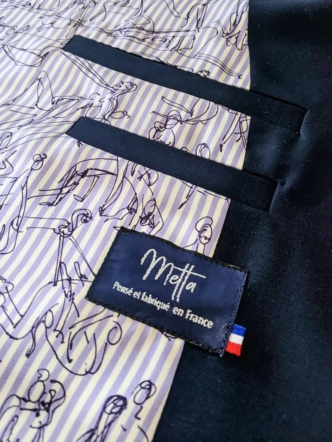 ✨ L&rsquo;&eacute;l&eacute;gance vue de l&rsquo;ext&eacute;rieur&hellip; l&rsquo;audace bien cach&eacute;e &agrave; l&rsquo;int&eacute;rieur !

Classique en apparence, cette veste sur-mesure bleu marine en laine fine est une pi&egrave;ce intemporelle