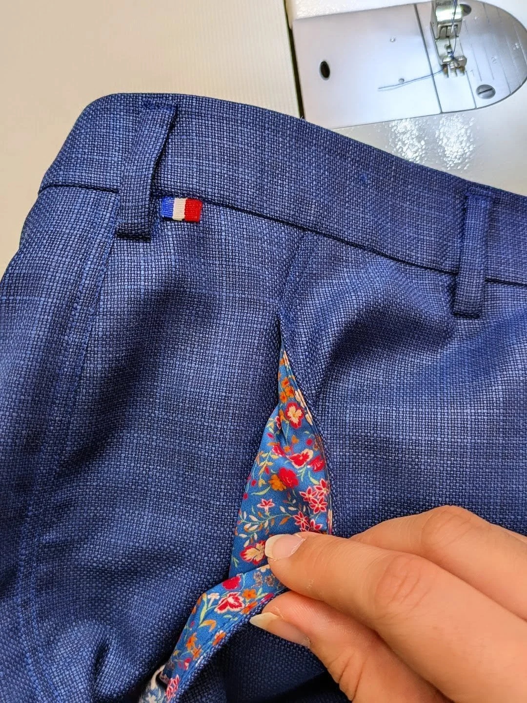 💙 Sous le bleu &eacute;lectrique, un &eacute;clat de caract&egrave;re ✨

Derri&egrave;re l&rsquo;&eacute;l&eacute;gance sobre de ce pantalon de mari&eacute; se cache une doublure en liberty comme un feu d&rsquo;artifice : bleu, orang&eacute;, rose&h