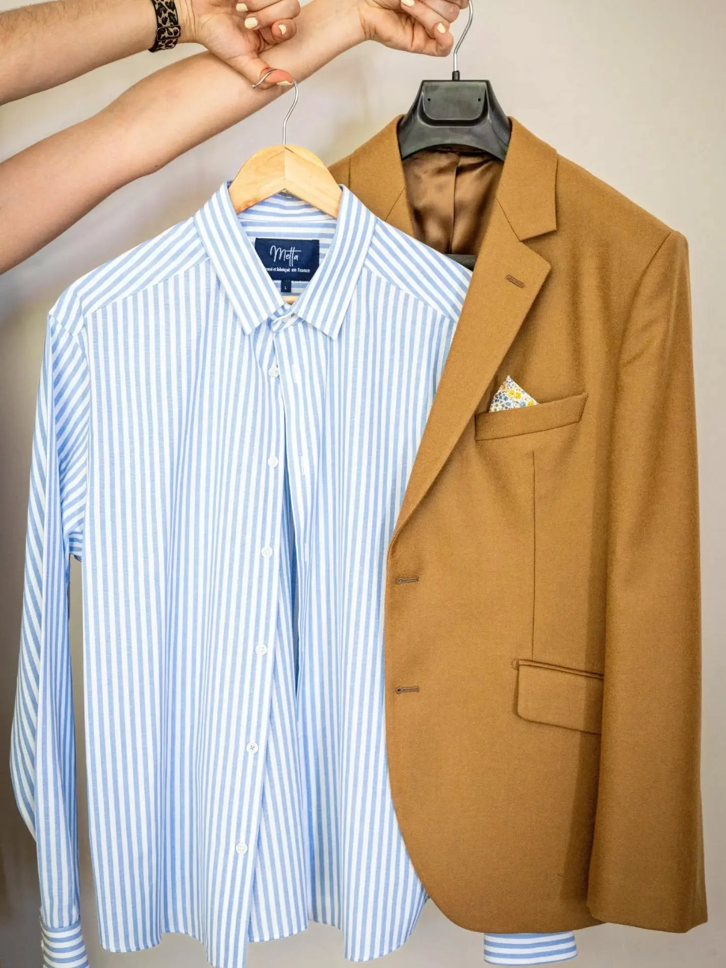 De la tenue&hellip; au moment. ☀️🥂

Au d&eacute;but, il y a une veste sur un cintre.

Puis une chemise.

Une cravate qu'on noue une derni&egrave;re fois.

Un petit coup sur le col, un revers qu'on remet en place&hellip; et c'est parti.

J'aime bien 