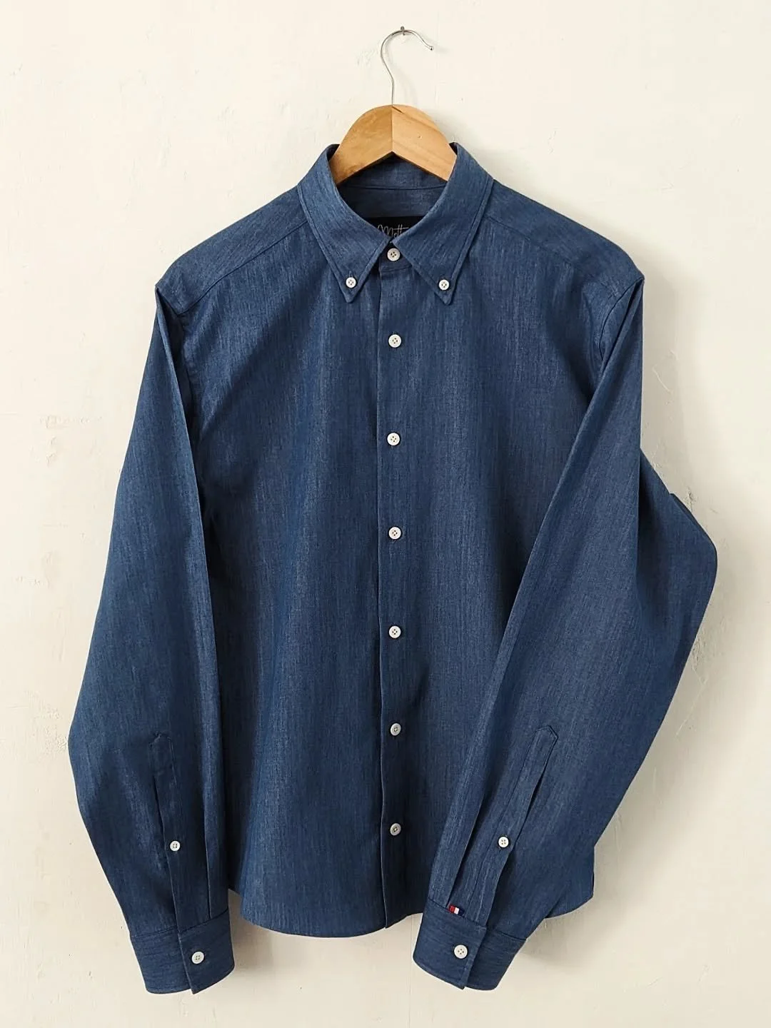 Si je vous dis "chemise en denim", vous imaginez quoi ?

Une chemise &eacute;paisse ?
Quelque chose de tr&egrave;s casual ?
Un v&ecirc;tement r&eacute;serv&eacute; &agrave; l'automne ?

Moi aussi. Enfin... avant.

Parce qu'un beau denim l&e